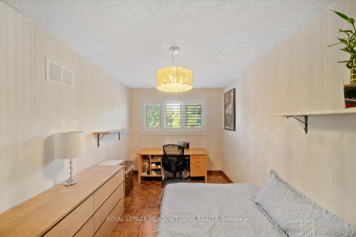 836 Greycedar Crescent