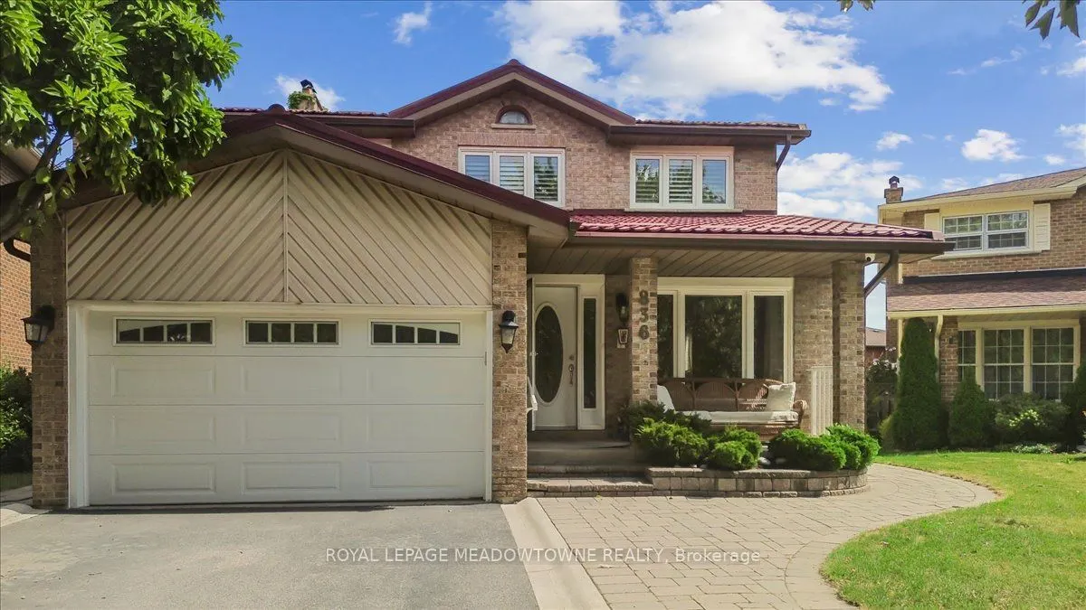 836 Greycedar Crescent