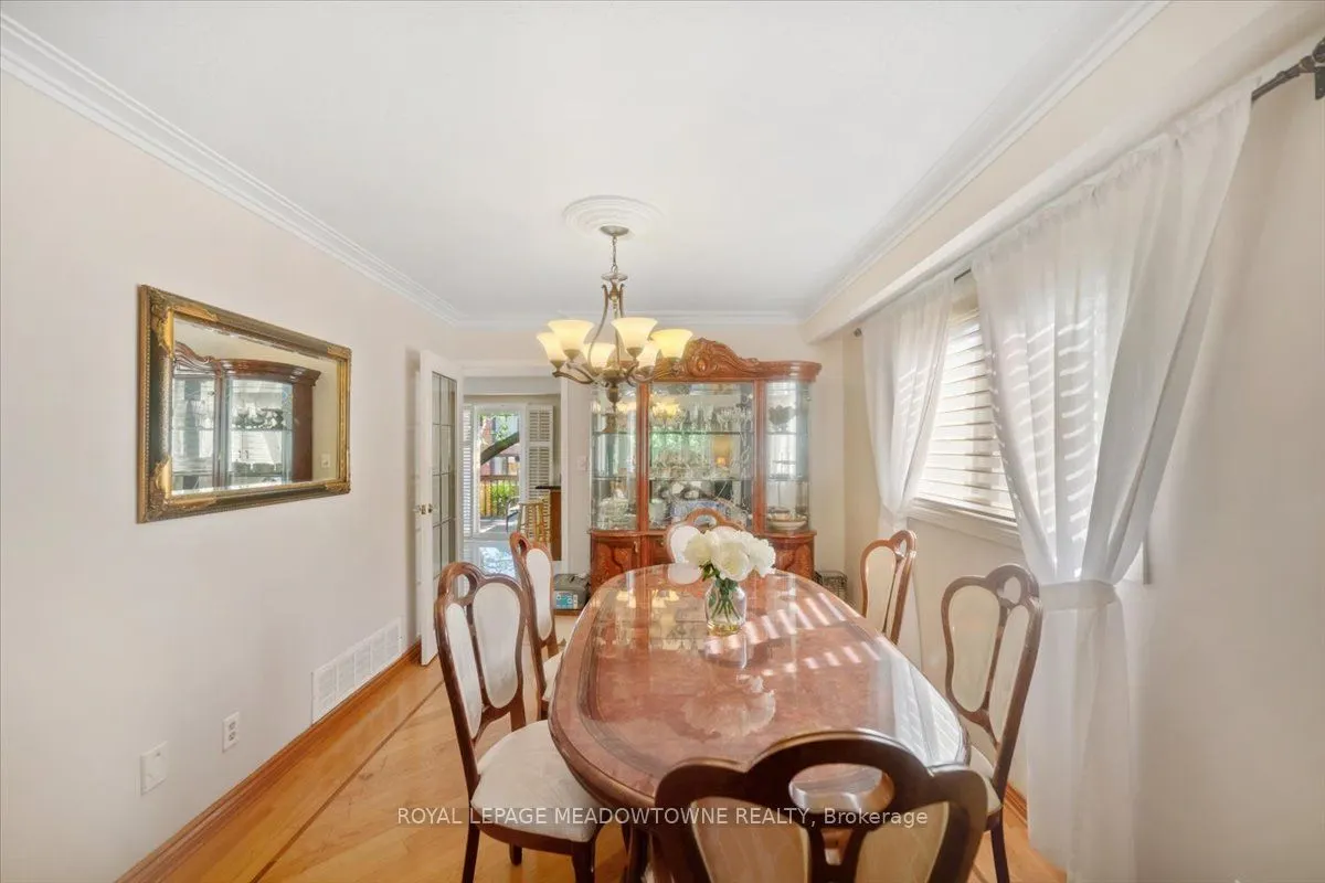836 Greycedar Crescent