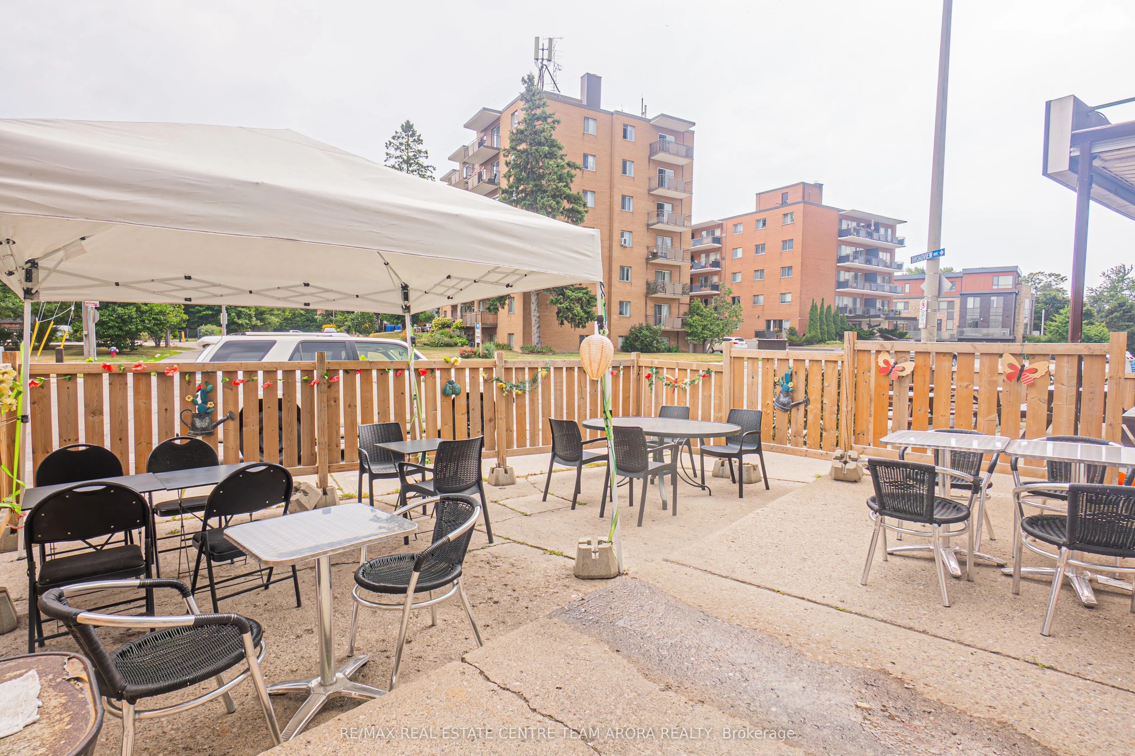 360 Lakeshore Road W
