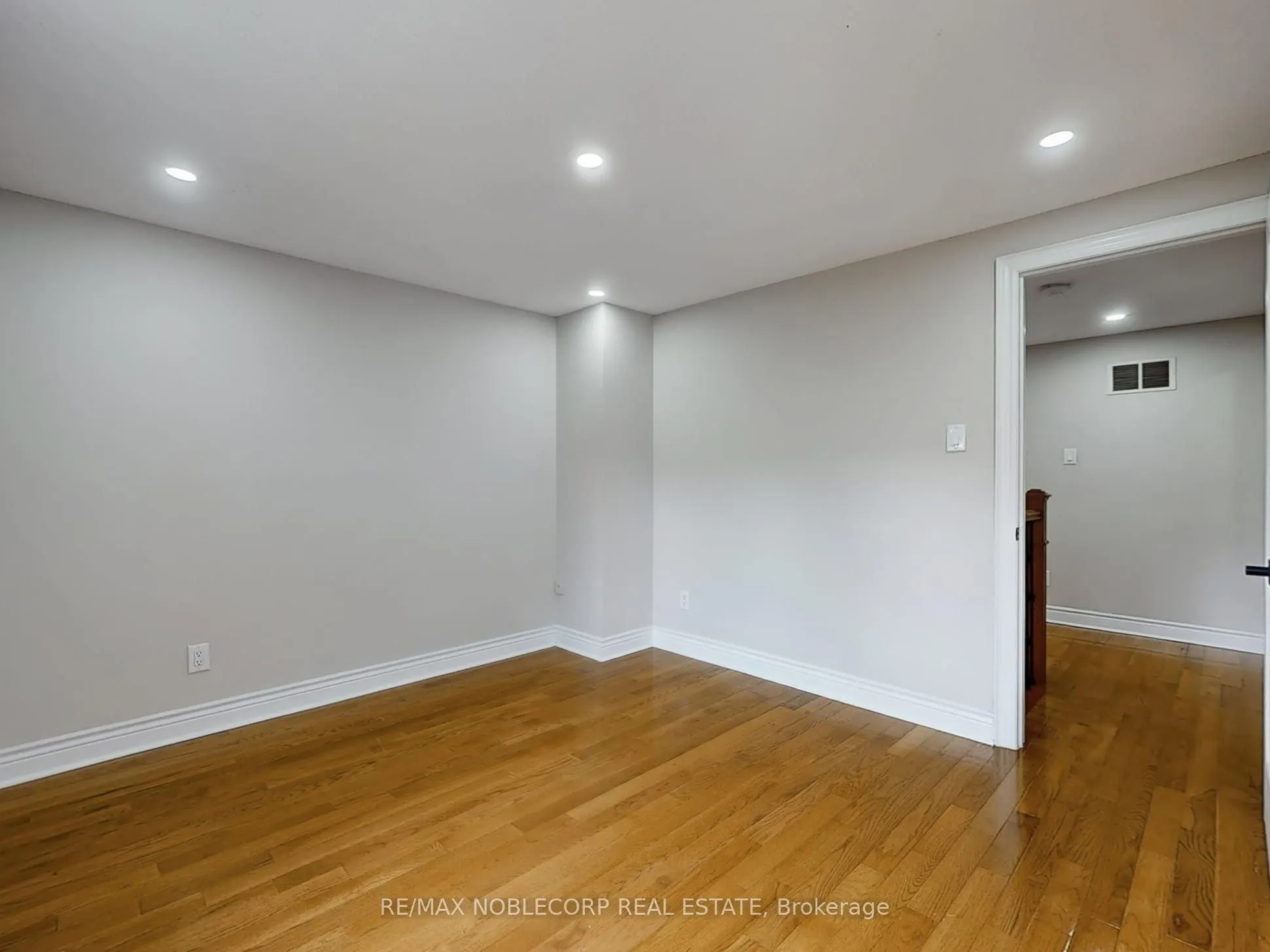 892 Sweetwater Crescent