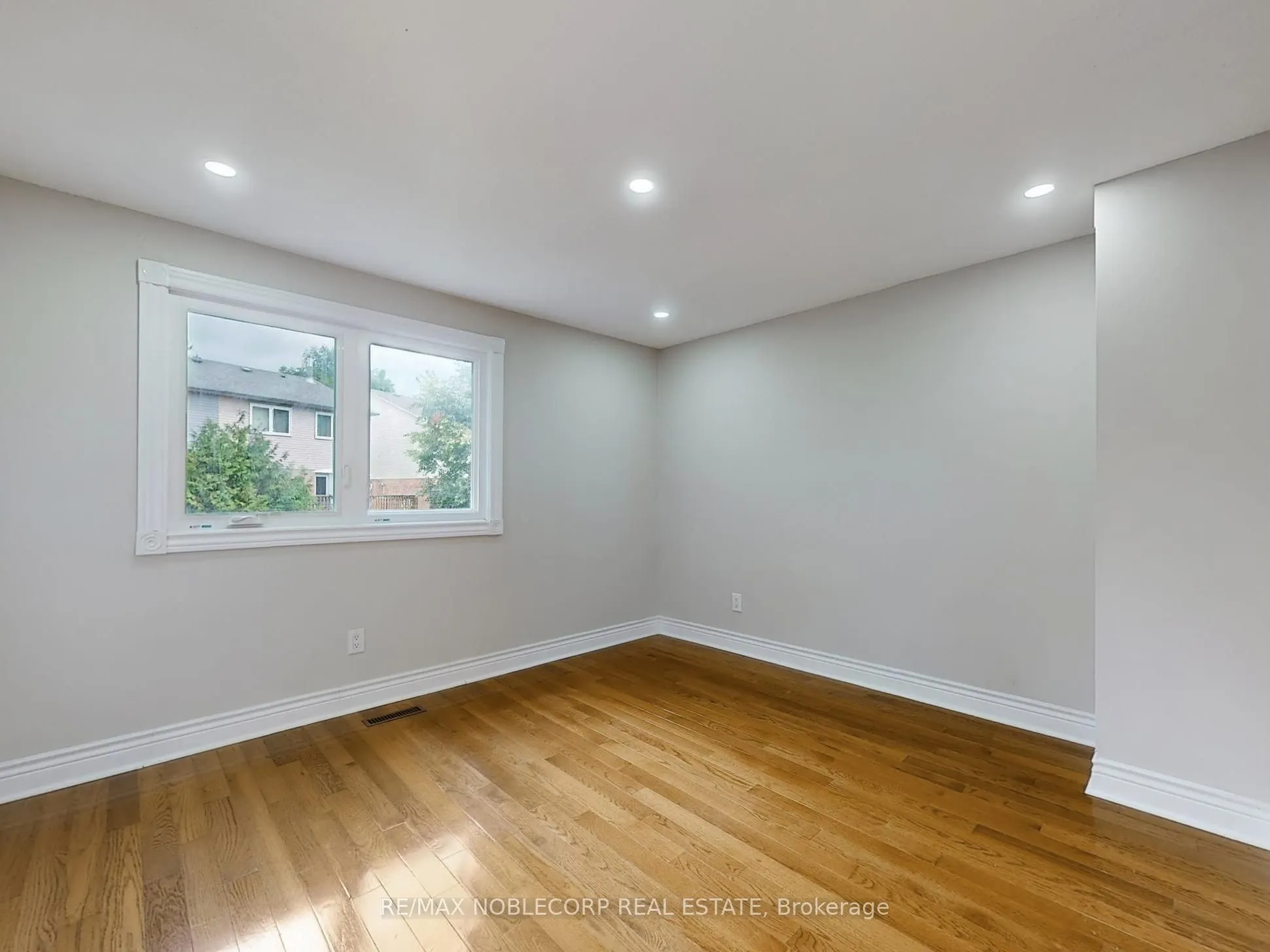892 Sweetwater Crescent