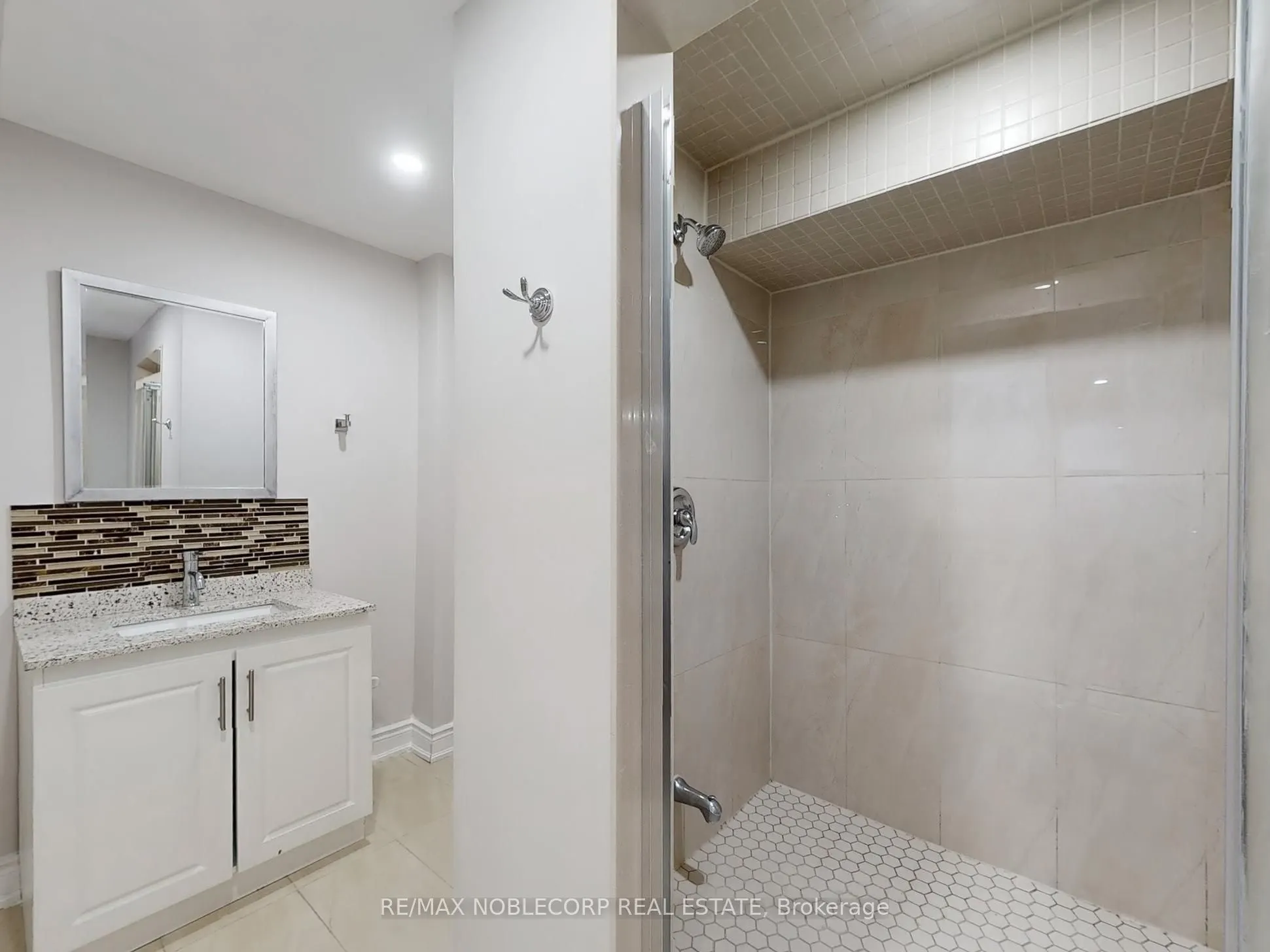 892 Sweetwater Crescent