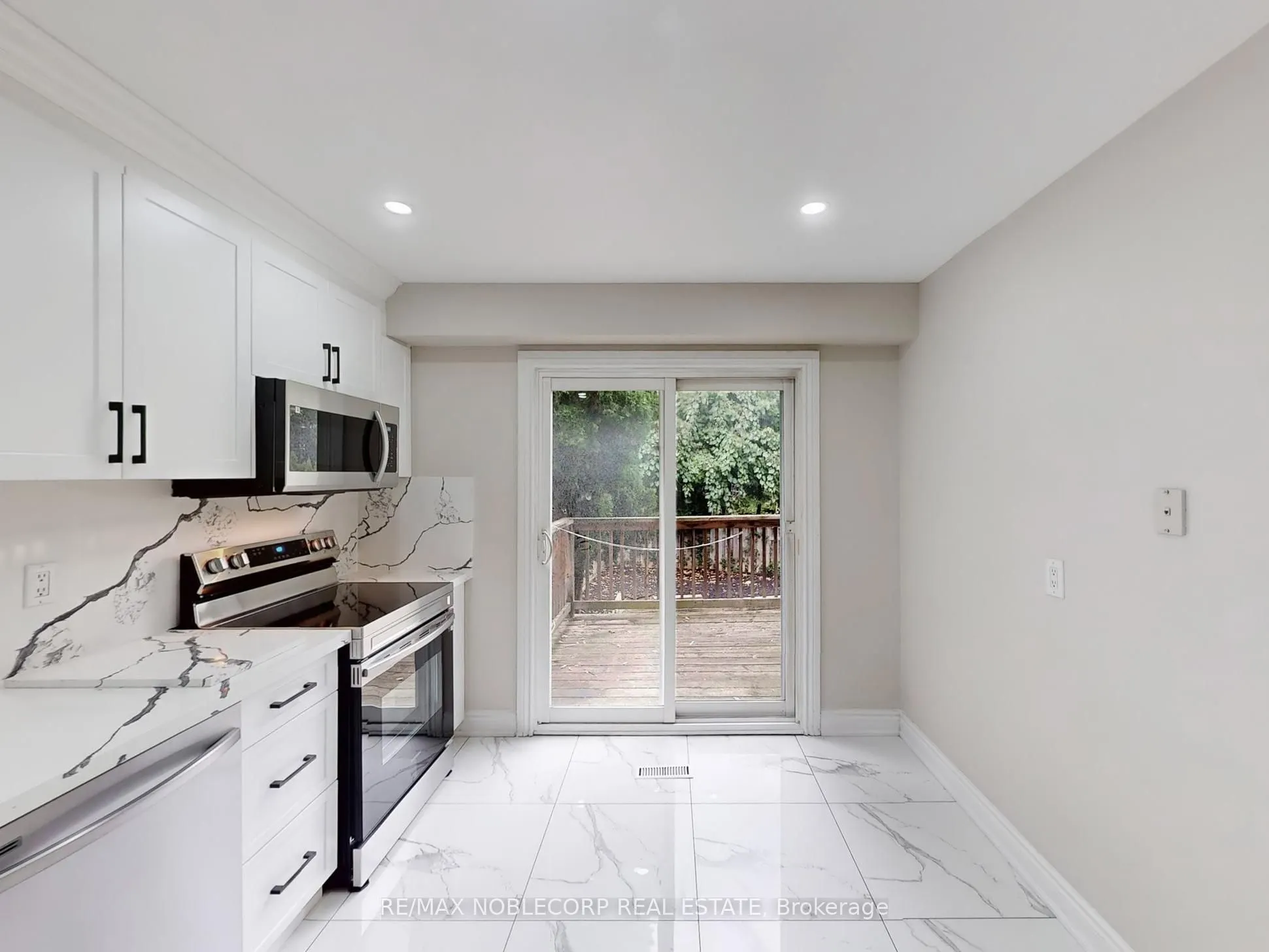 892 Sweetwater Crescent
