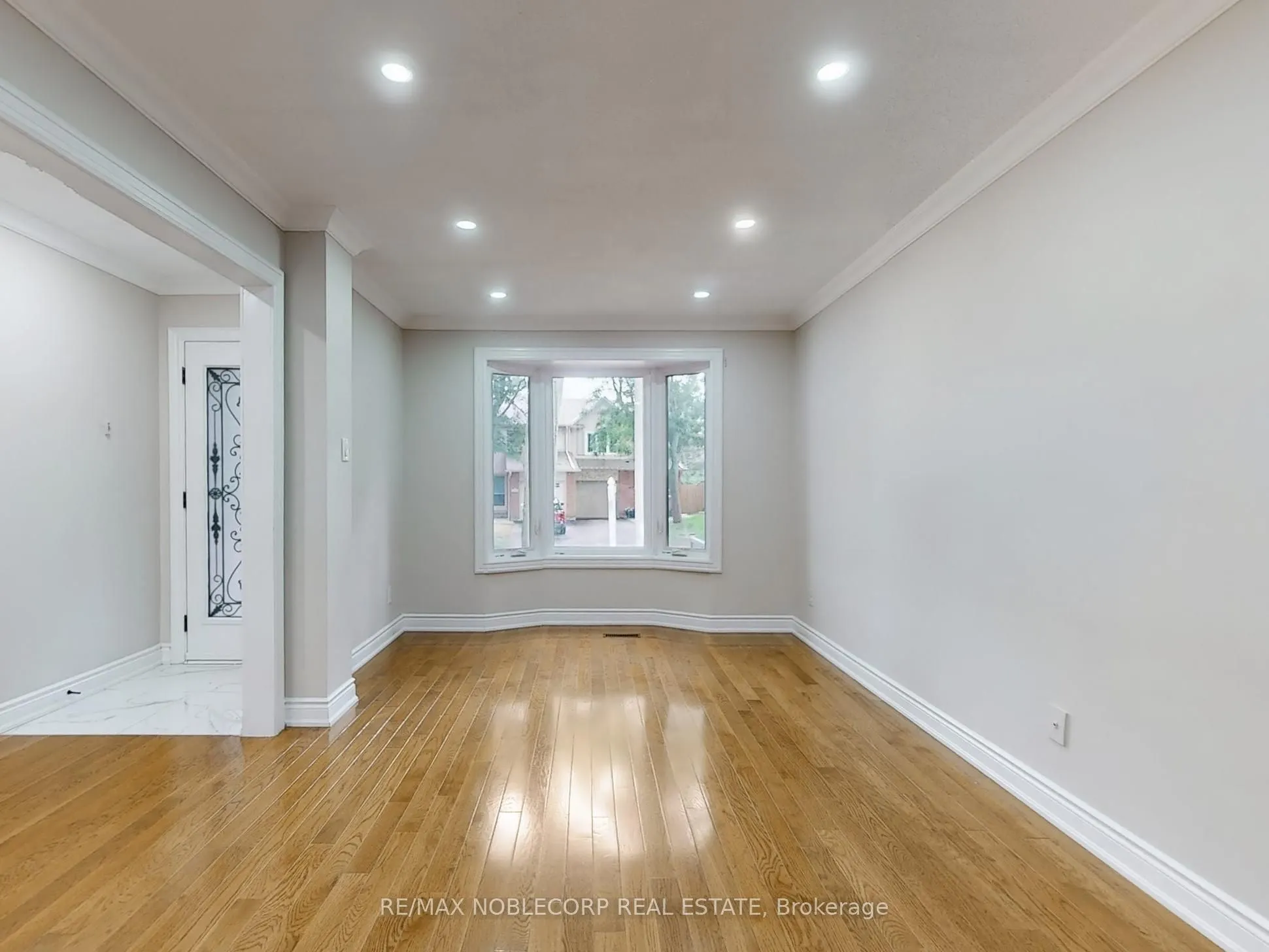 892 Sweetwater Crescent