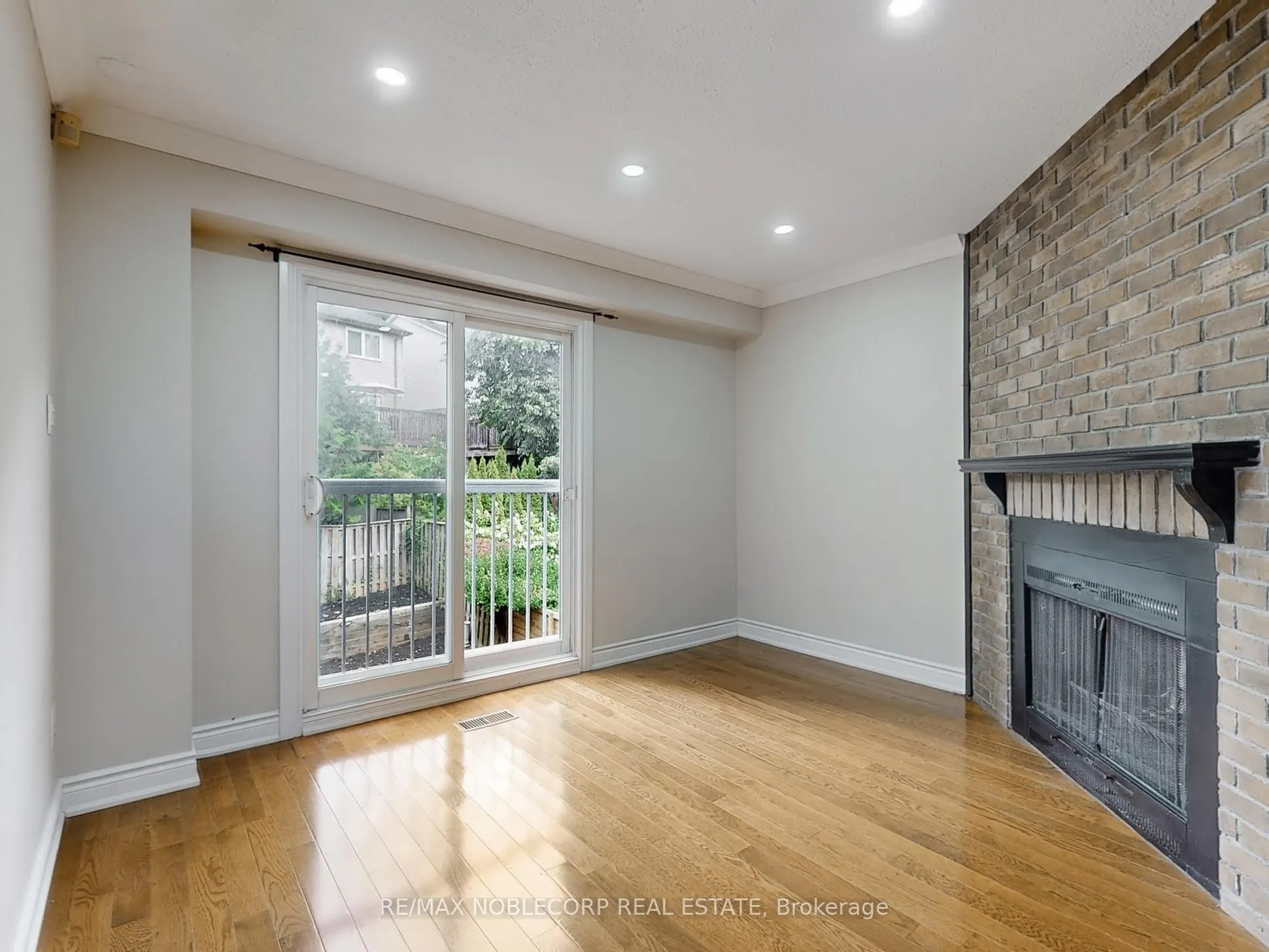 892 Sweetwater Crescent