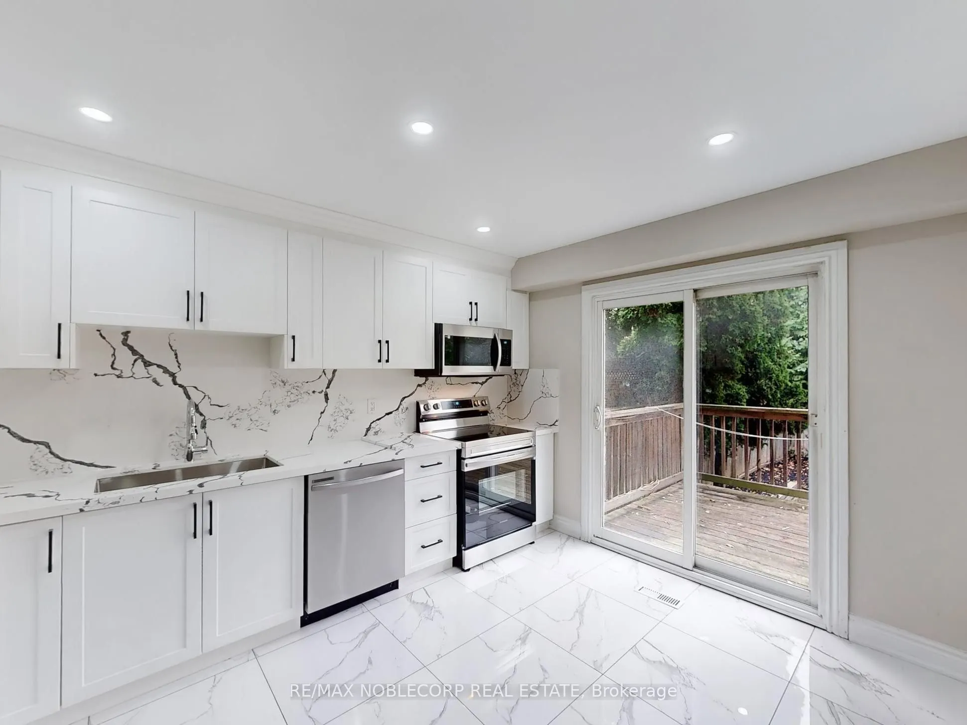892 Sweetwater Crescent