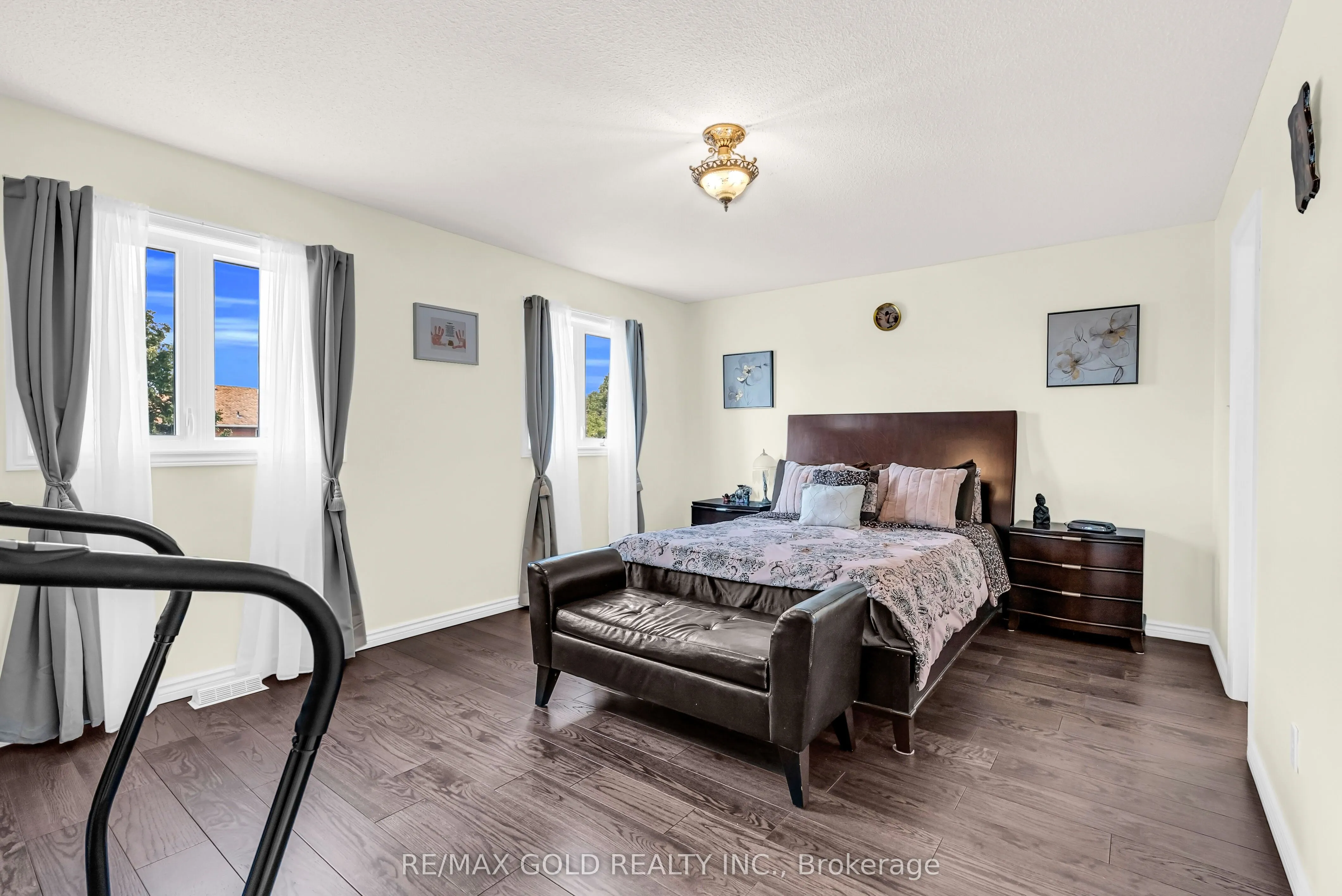 552 Farwell Crescent