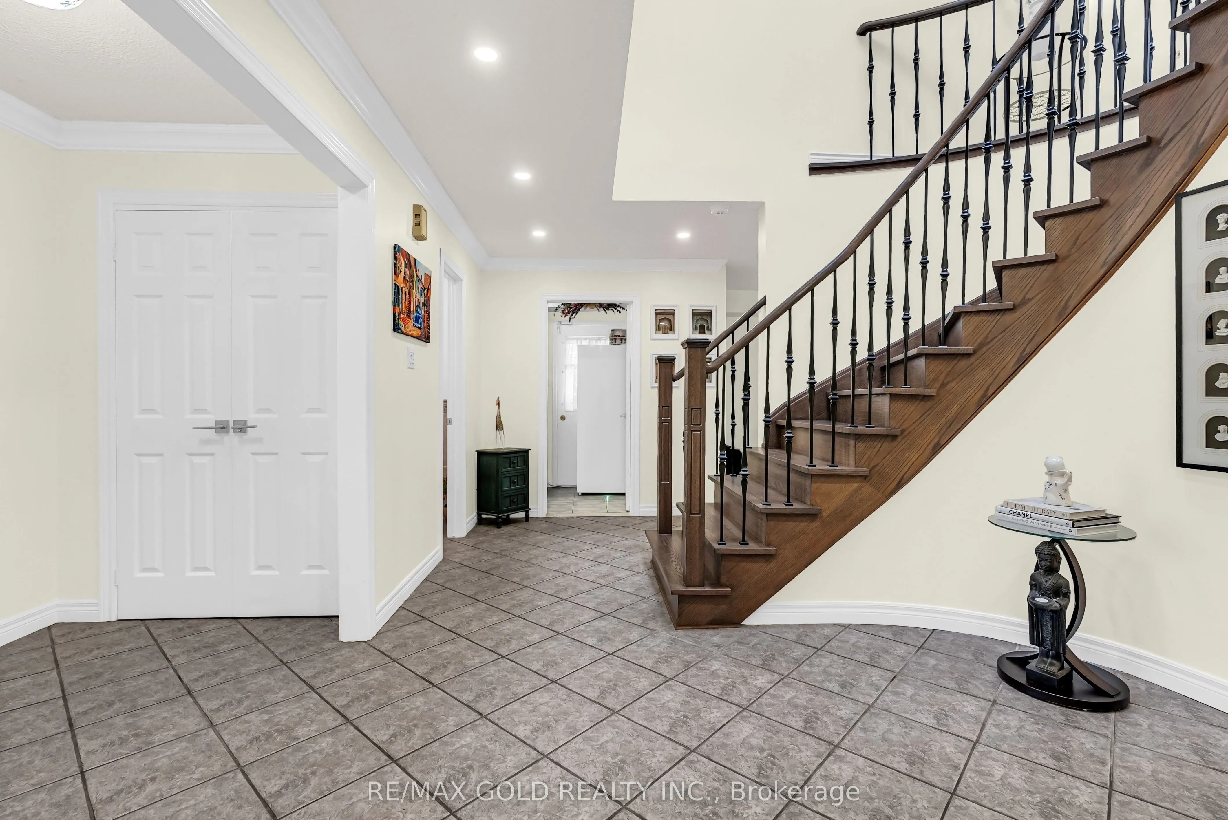 552 Farwell Crescent