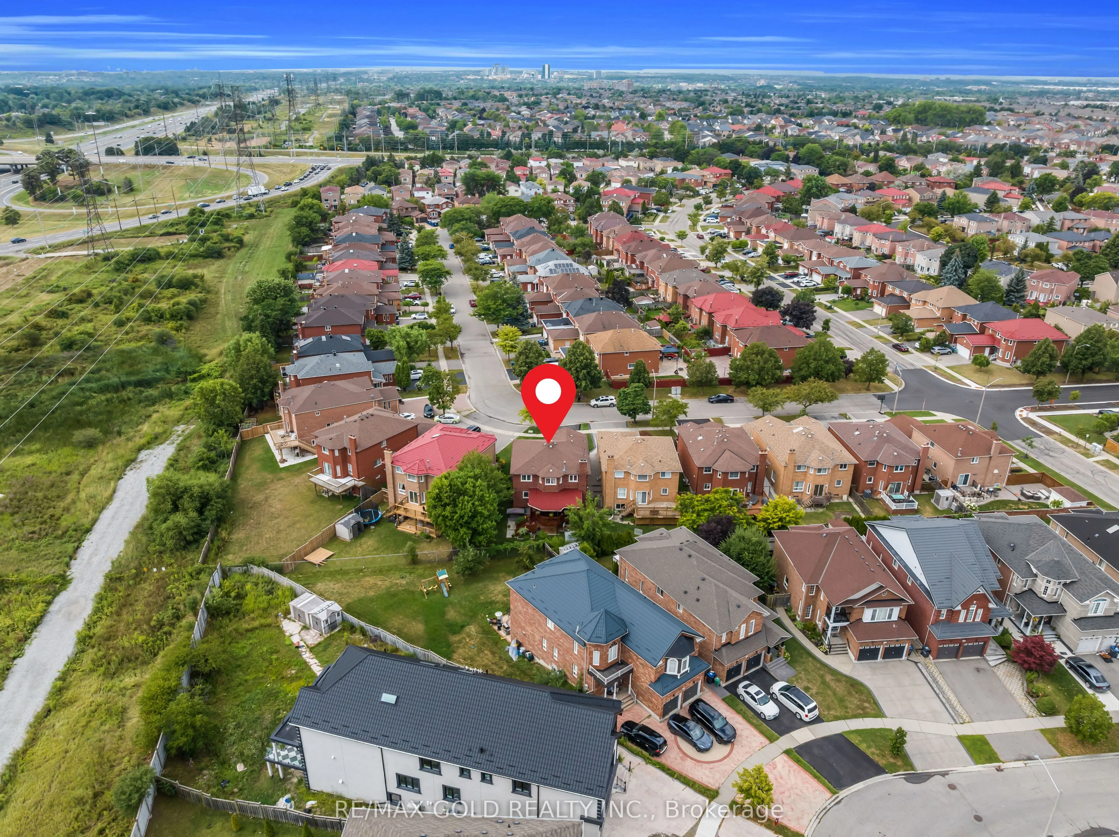 552 Farwell Crescent