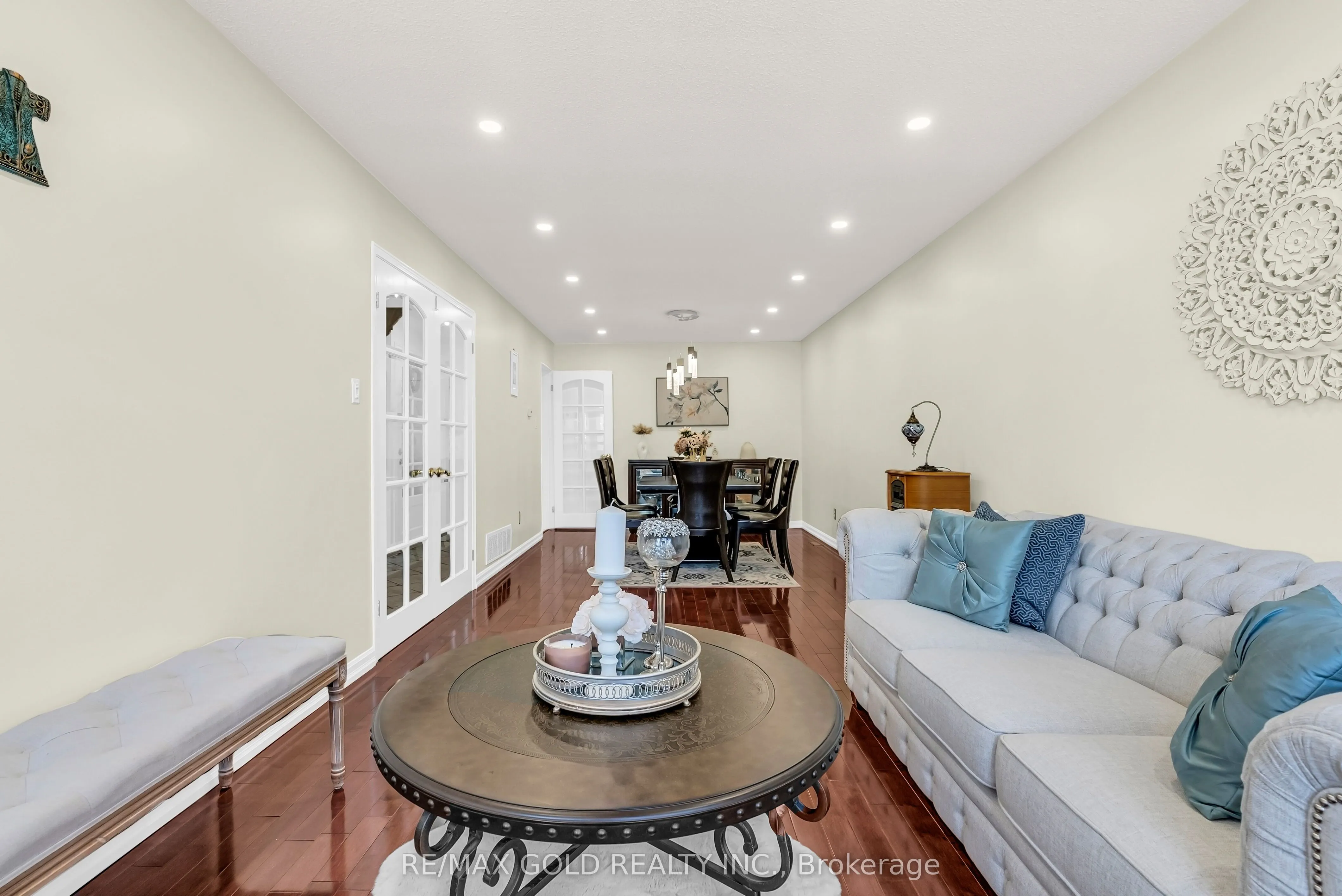 552 Farwell Crescent