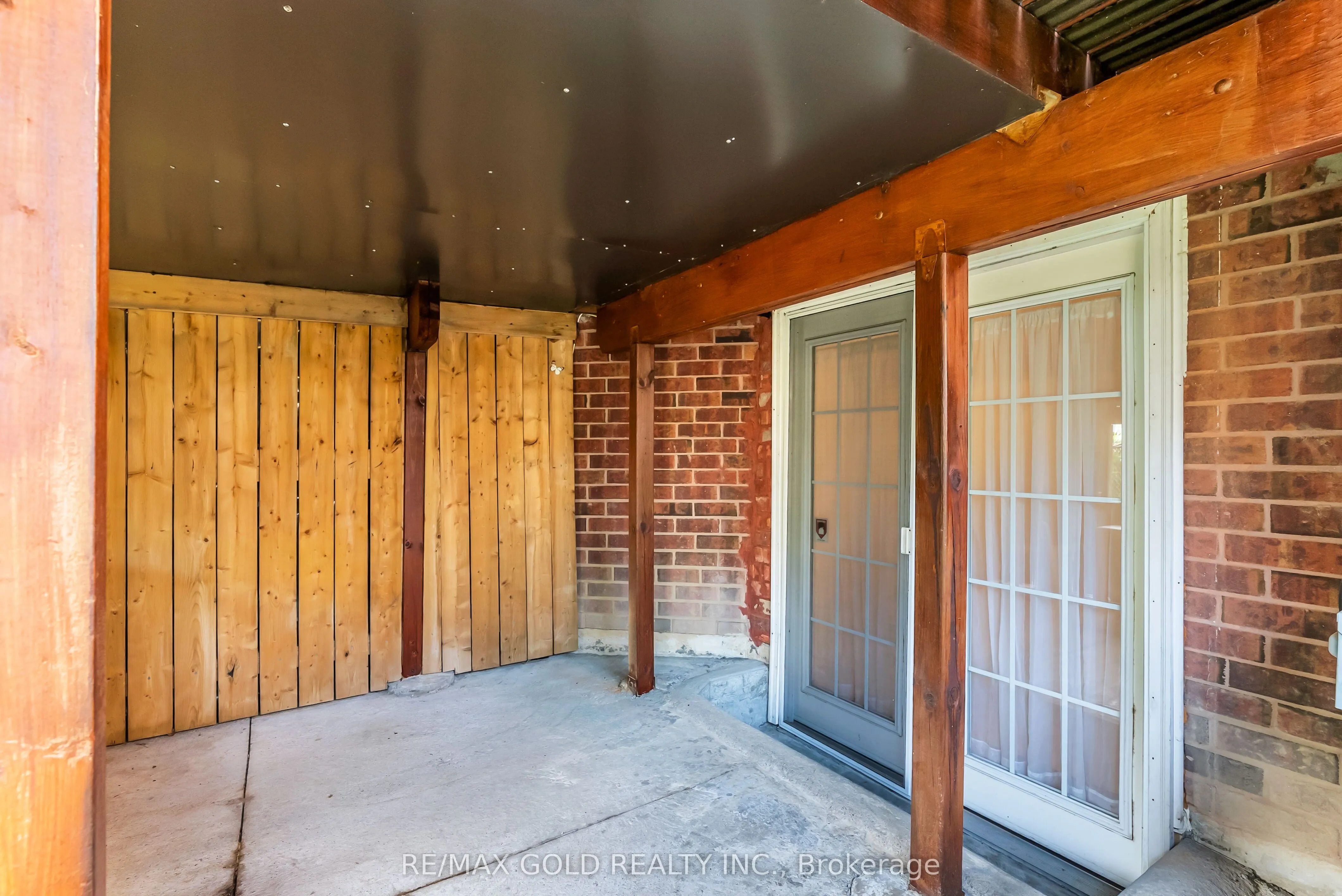 552 Farwell Crescent