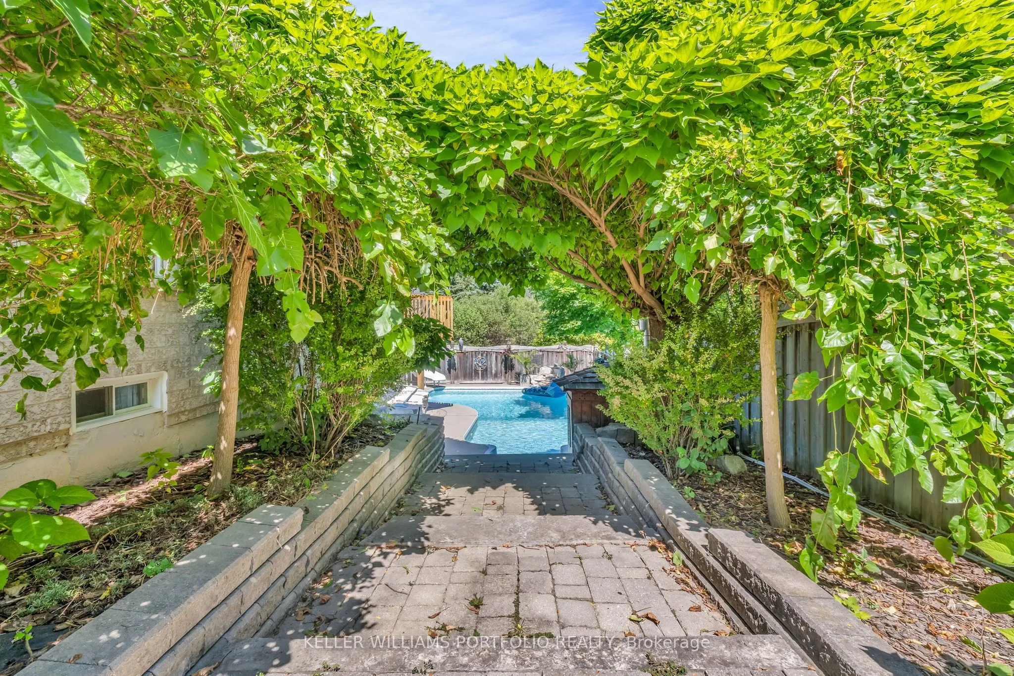 8 Vista View Court