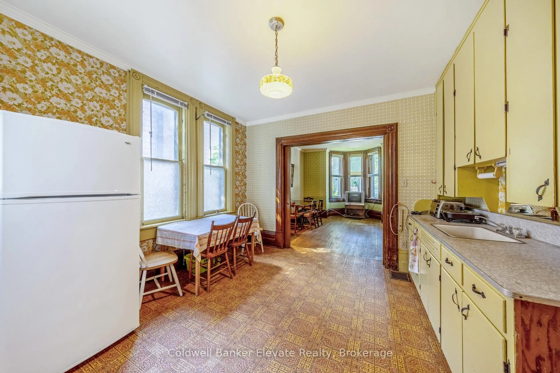 53 Willow Street N