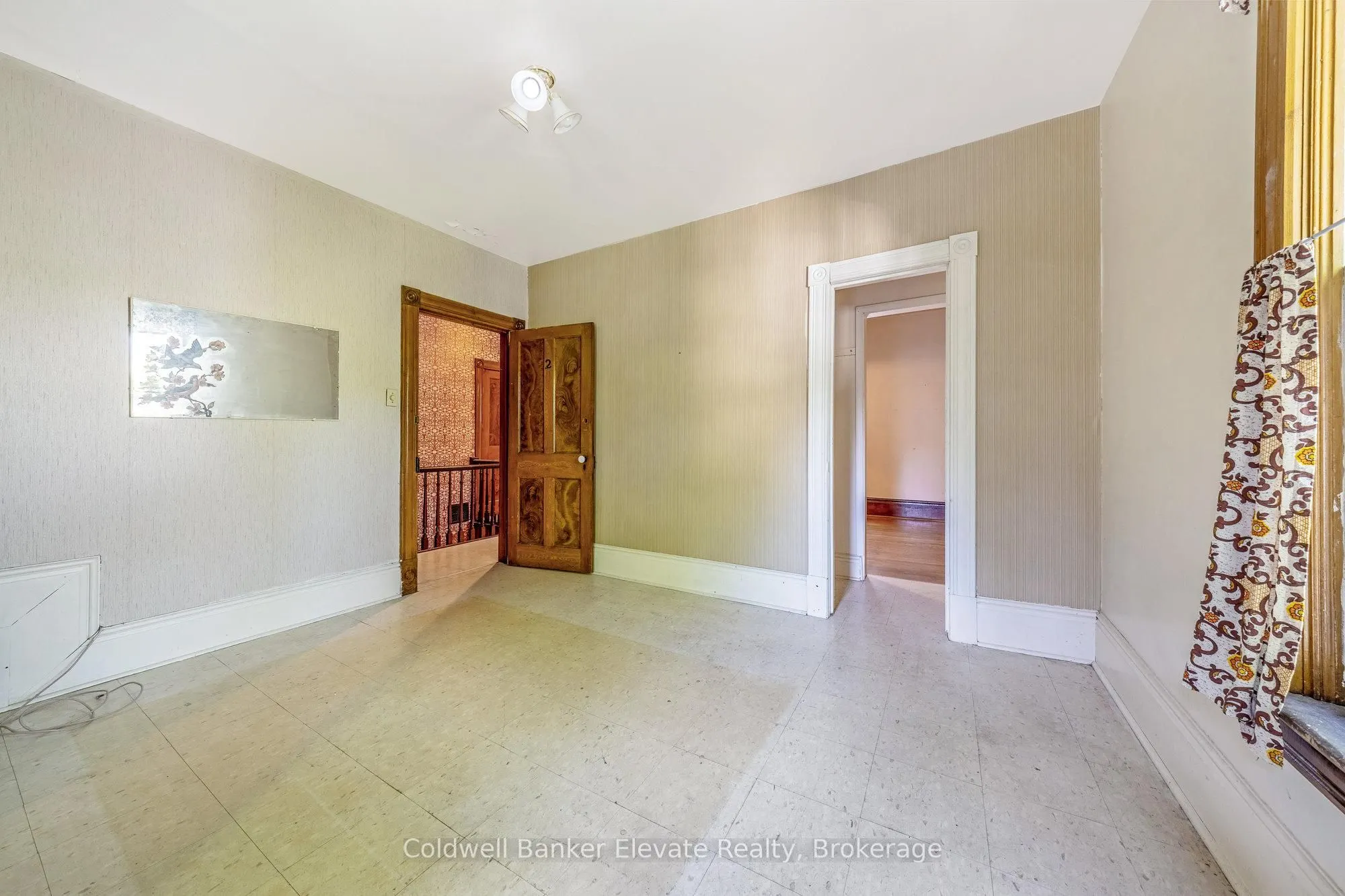 53 Willow Street N