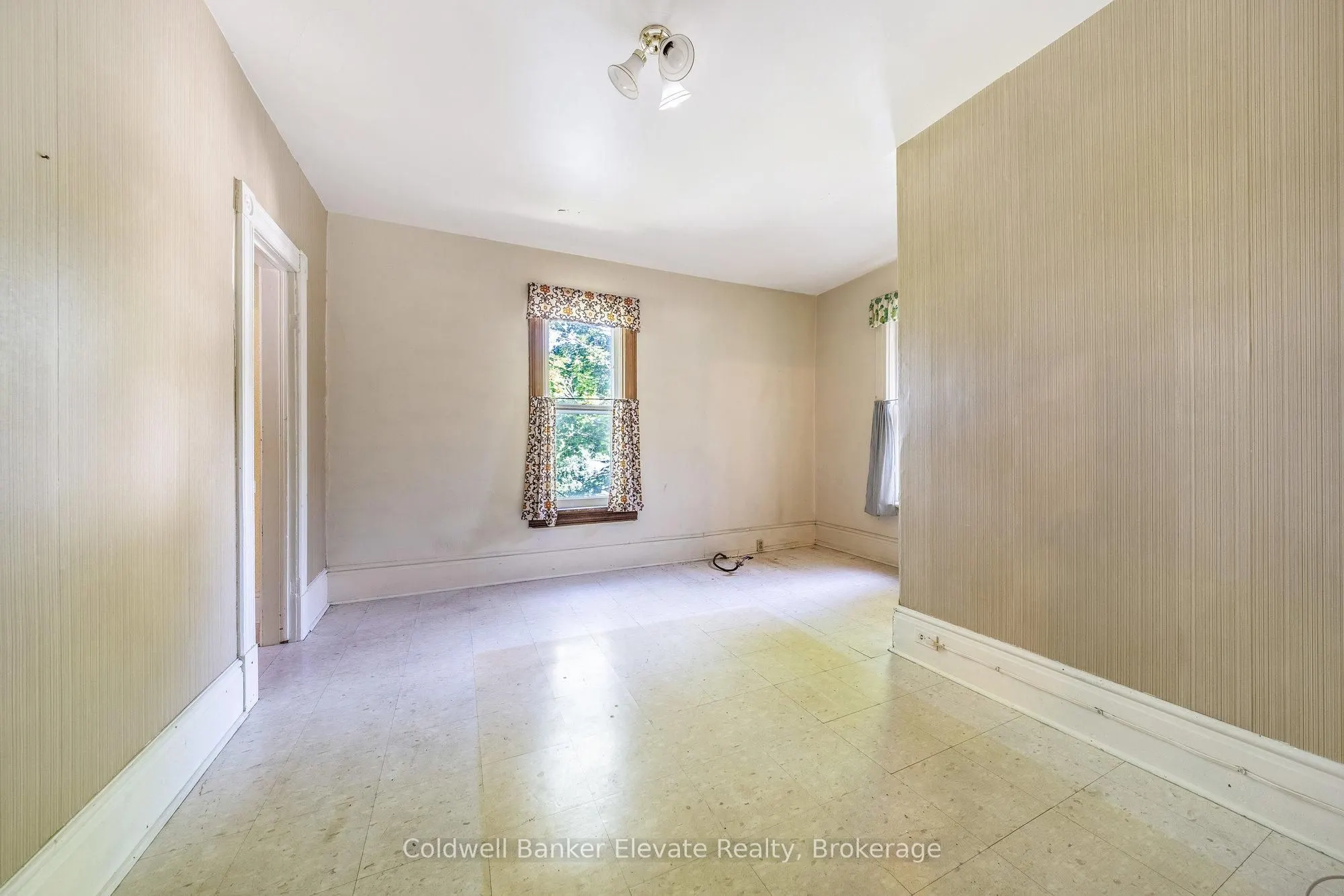 53 Willow Street N
