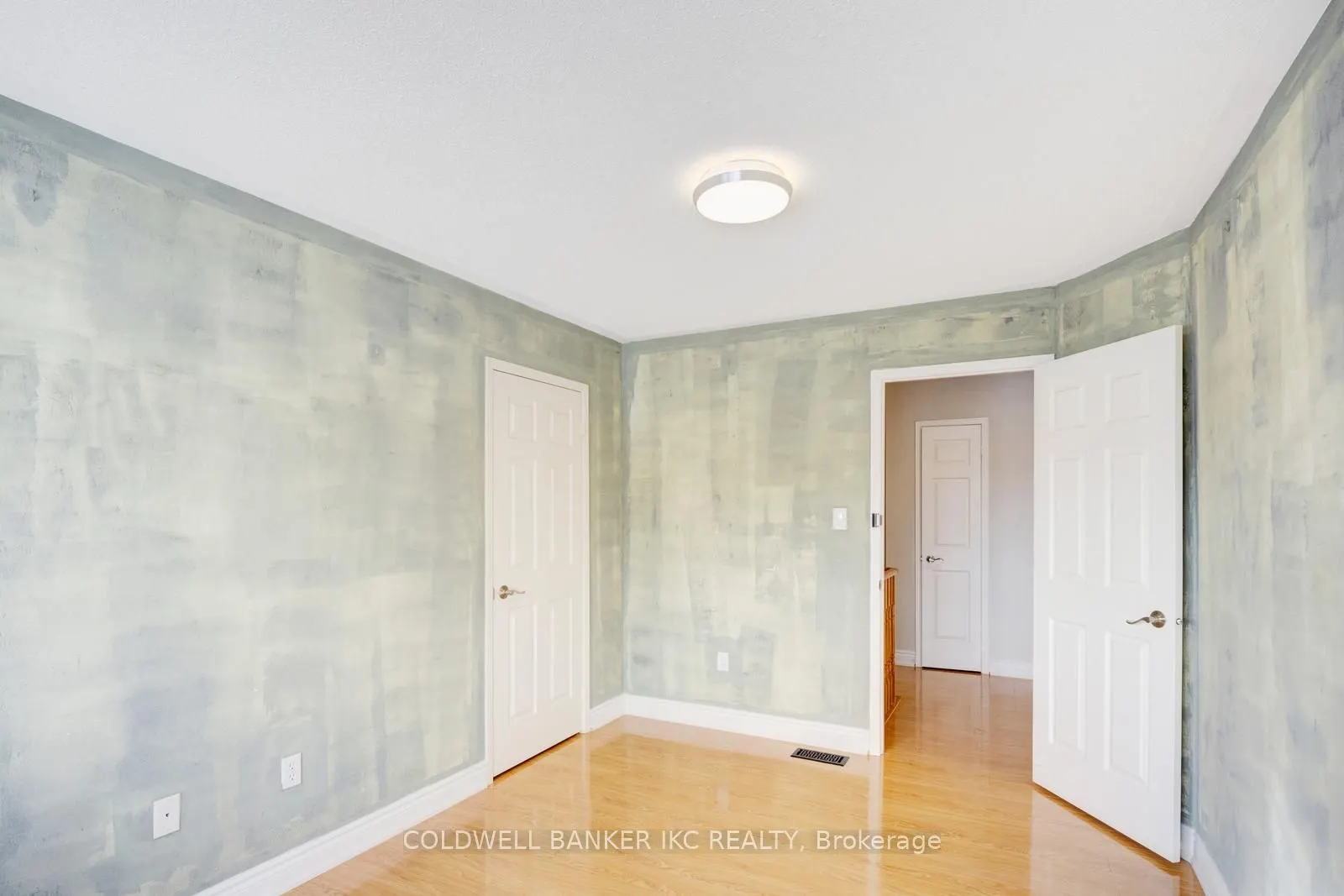25 Hollowgrove Boulevard