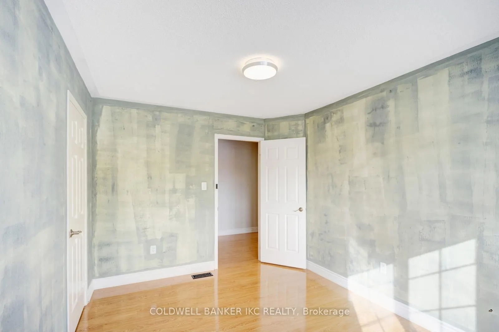 25 Hollowgrove Boulevard