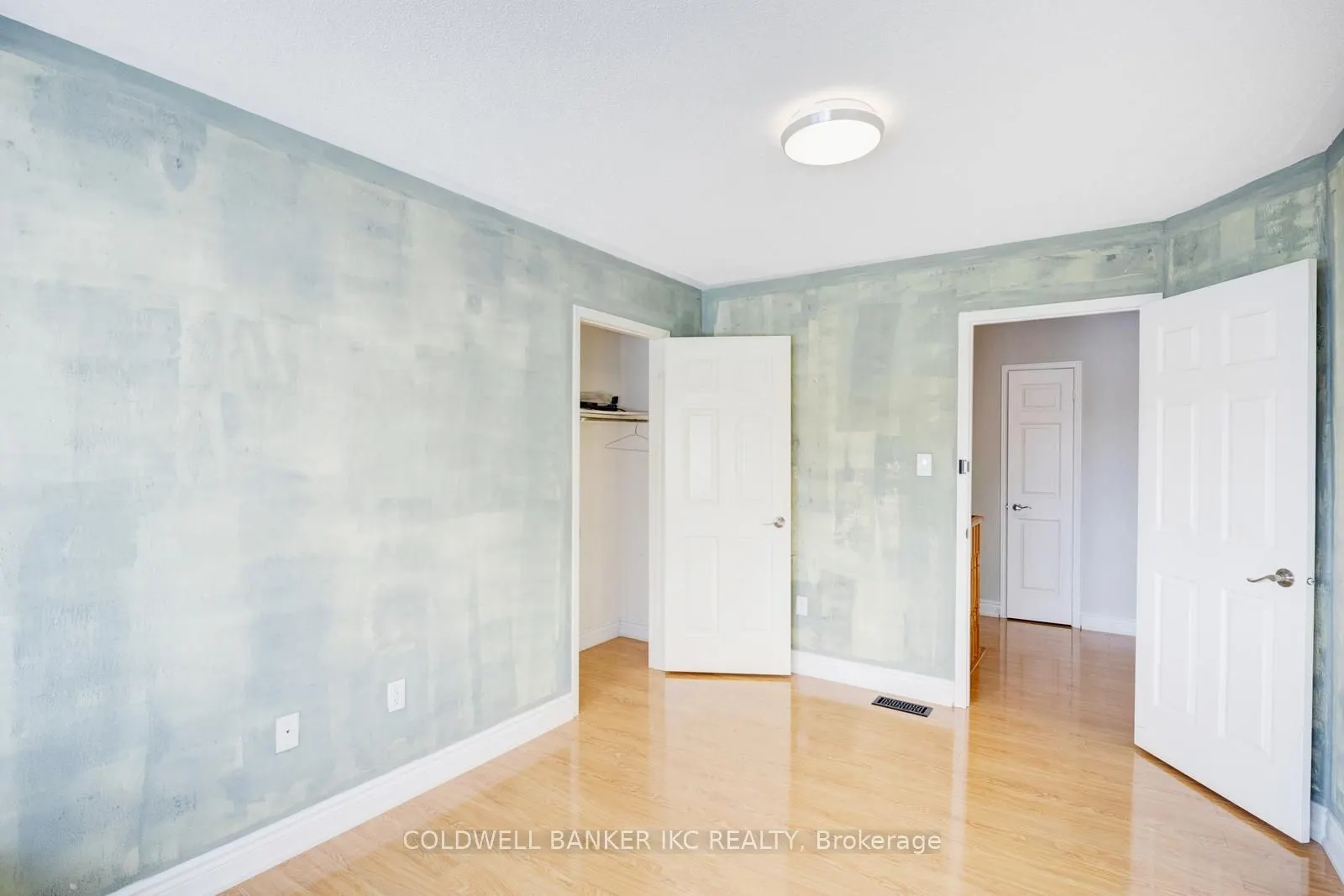 25 Hollowgrove Boulevard
