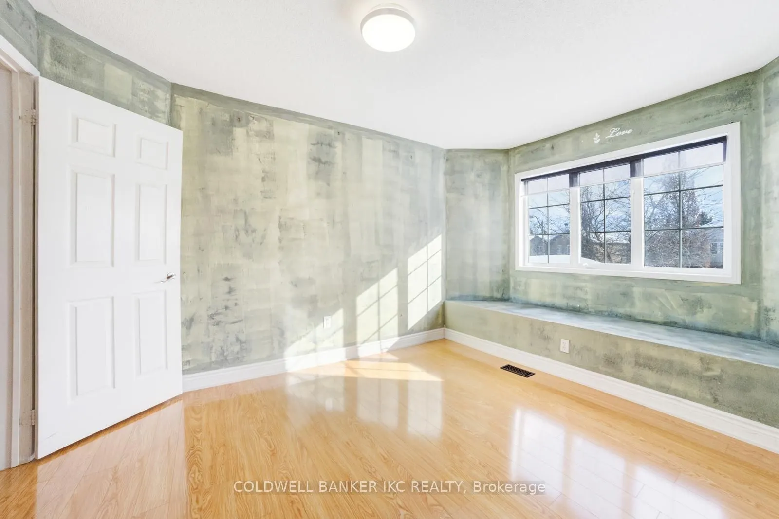 25 Hollowgrove Boulevard