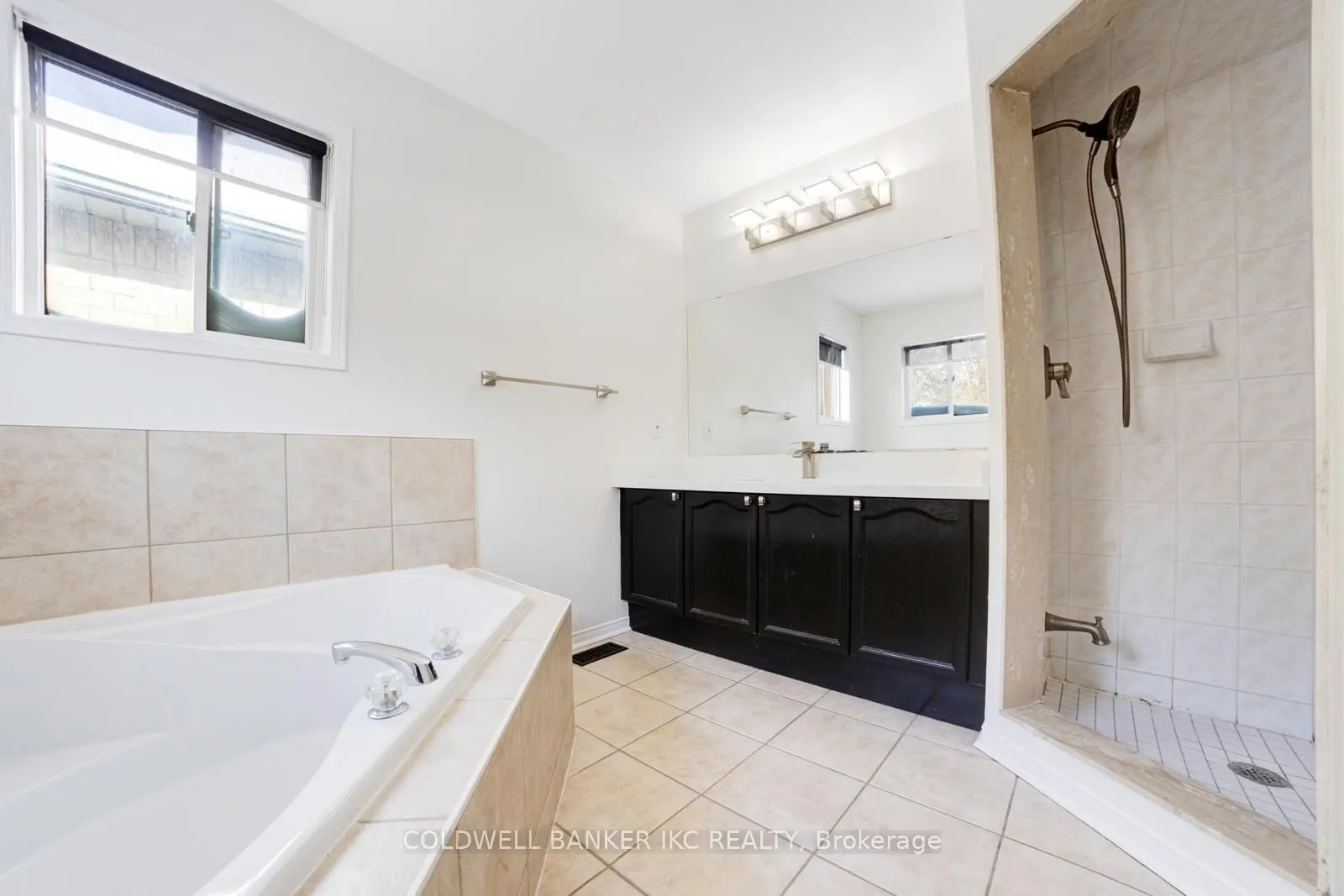 25 Hollowgrove Boulevard