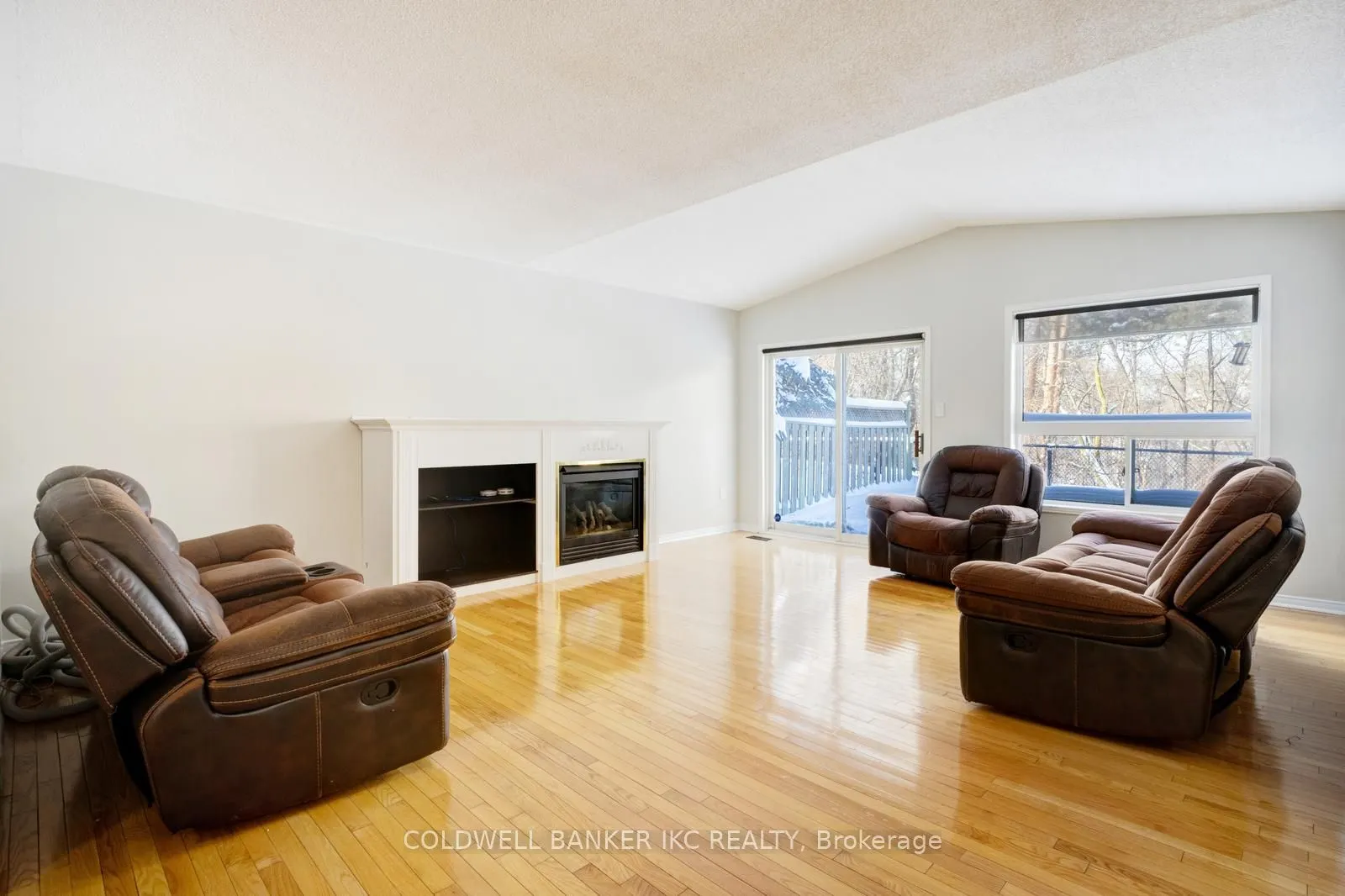 25 Hollowgrove Boulevard