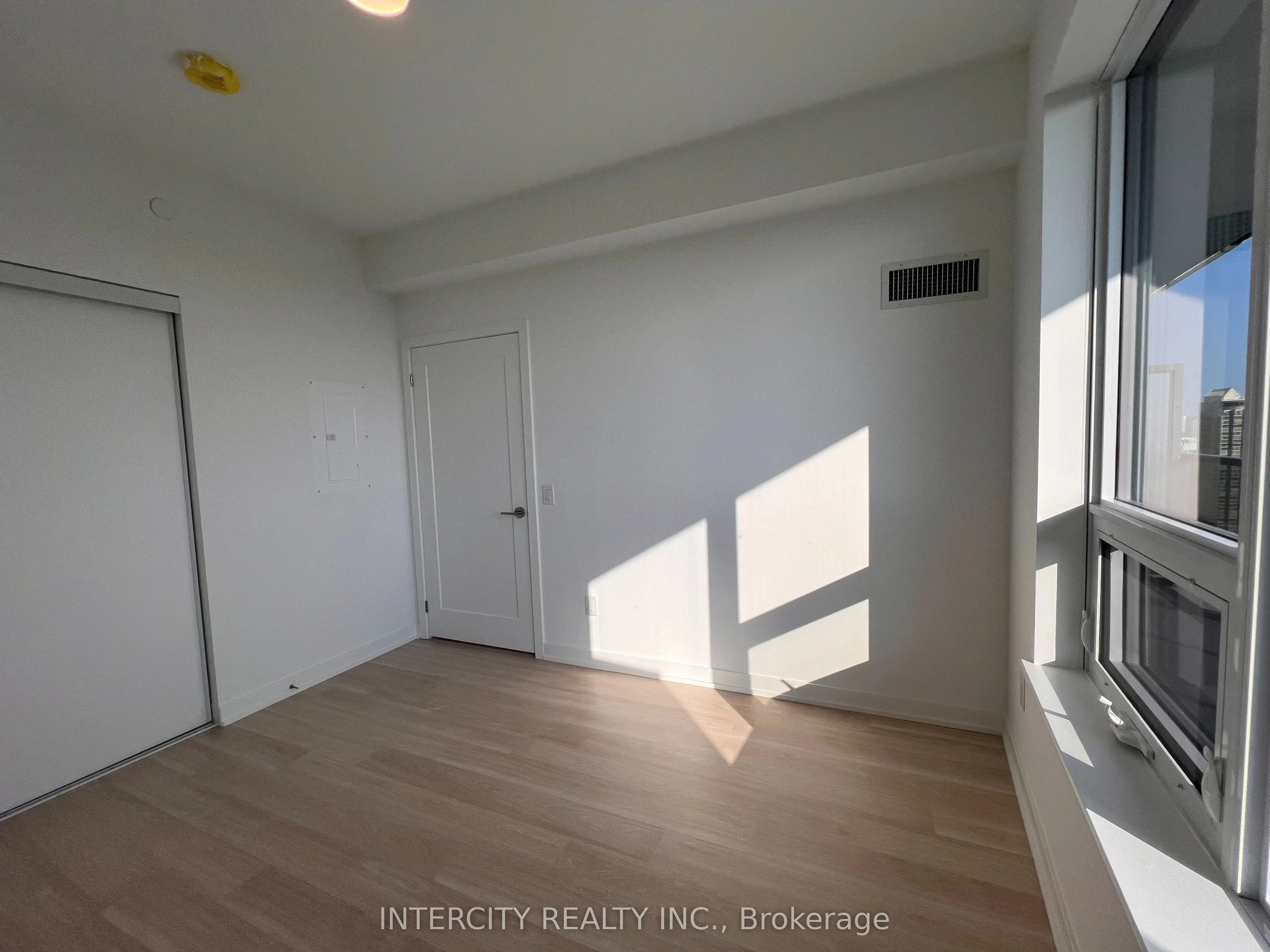 5105 Hurontario Street, #2807