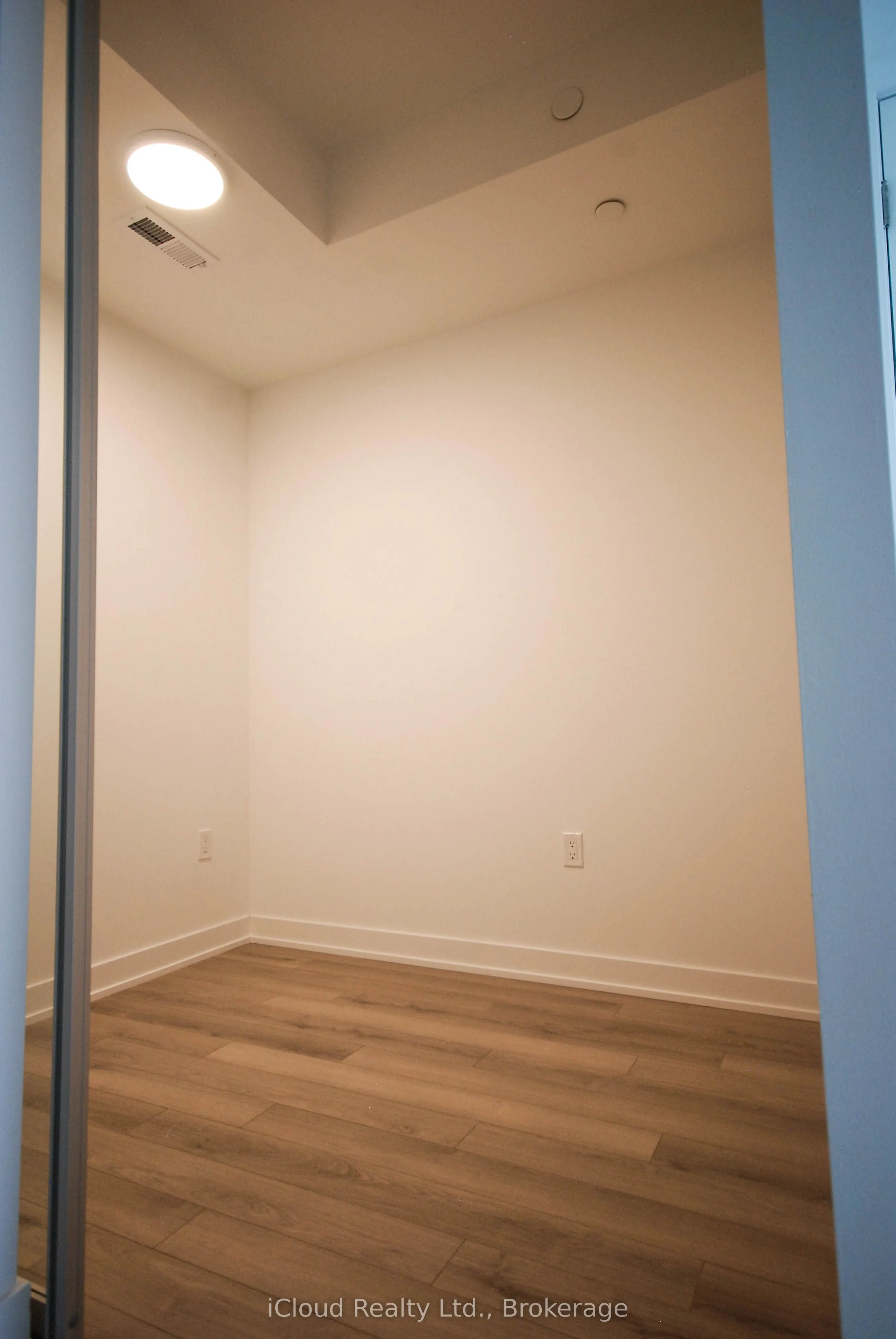 1005 Dundas Street E, #809