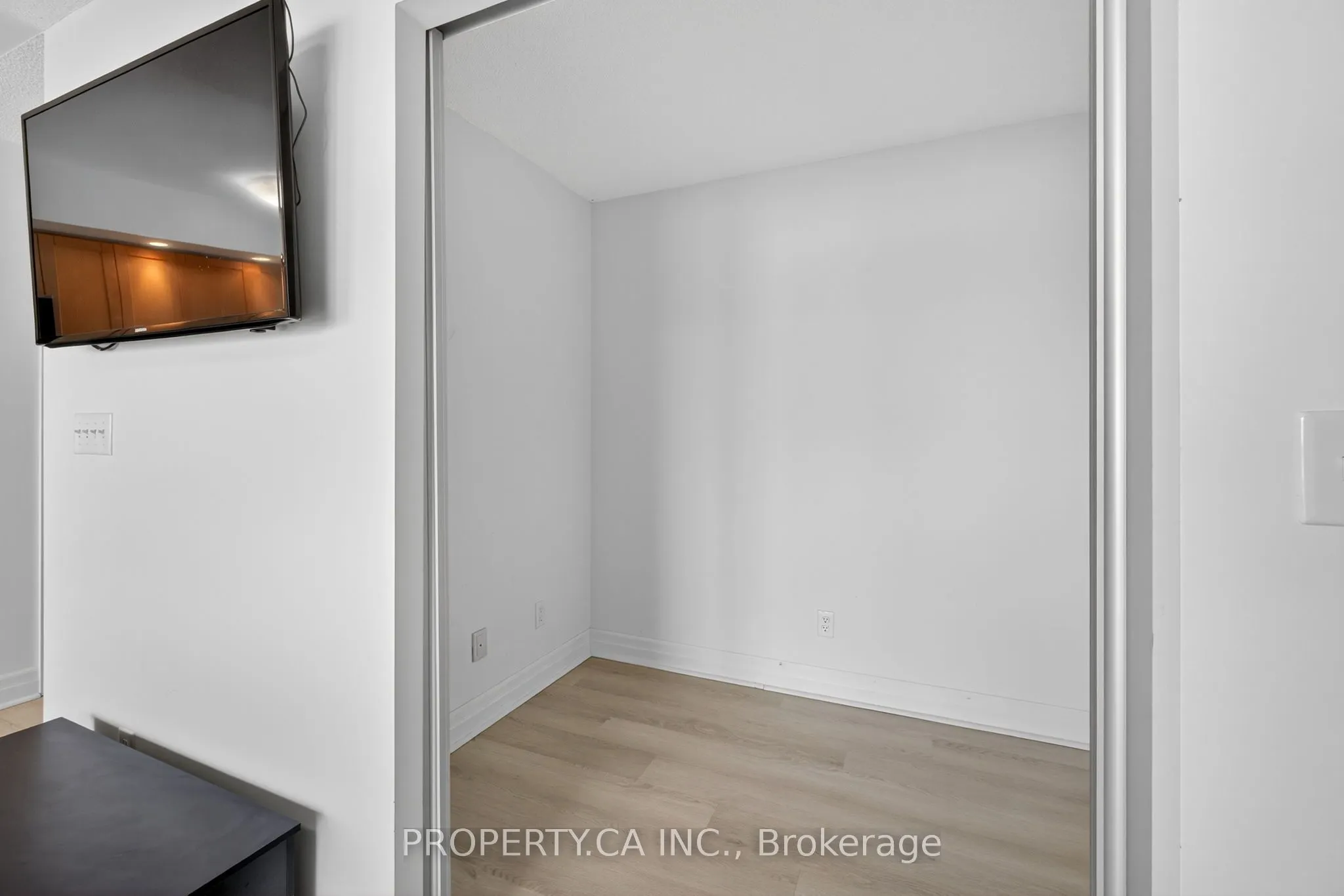 215 Queen Street E, #611