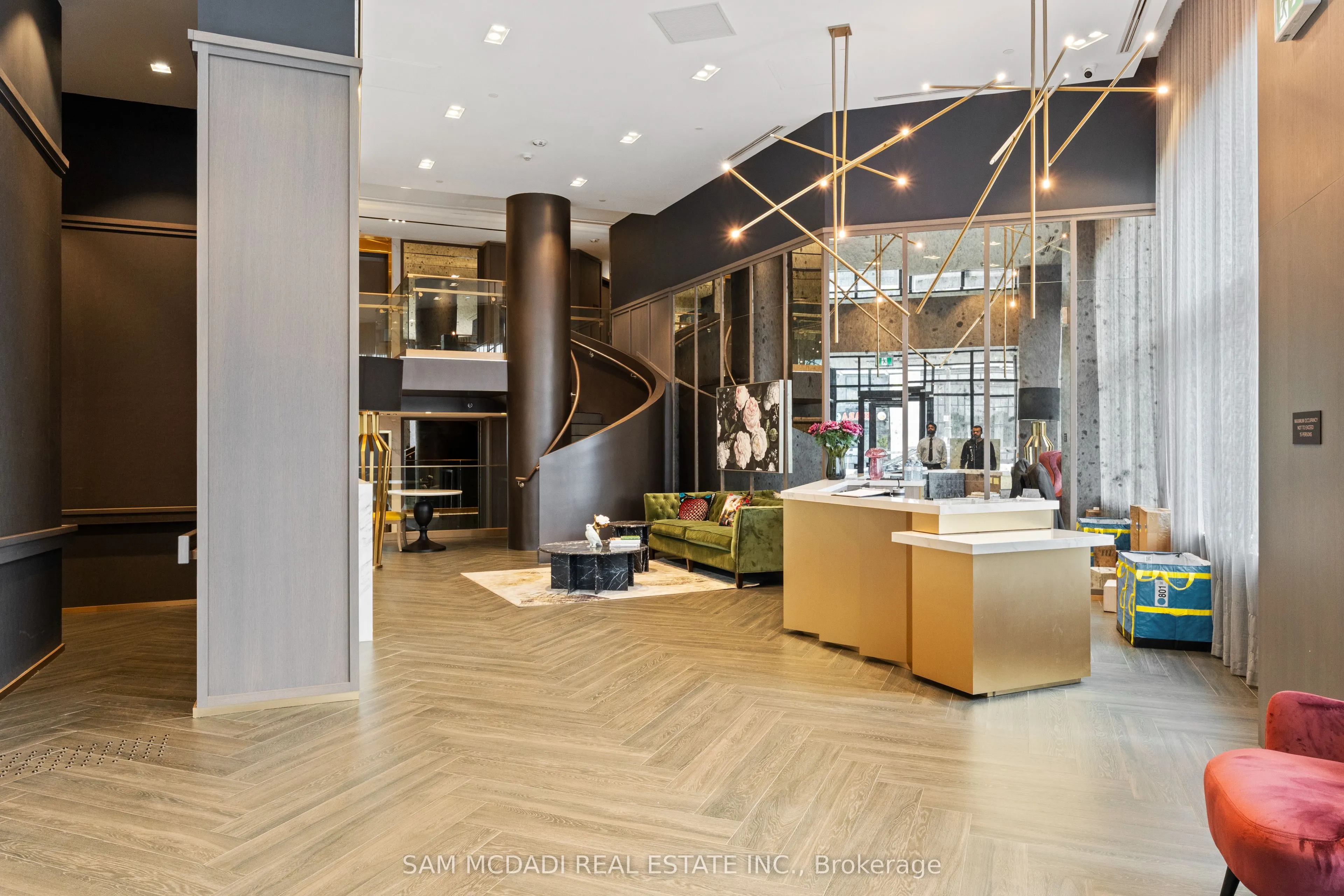 395 Dundas Street, #819