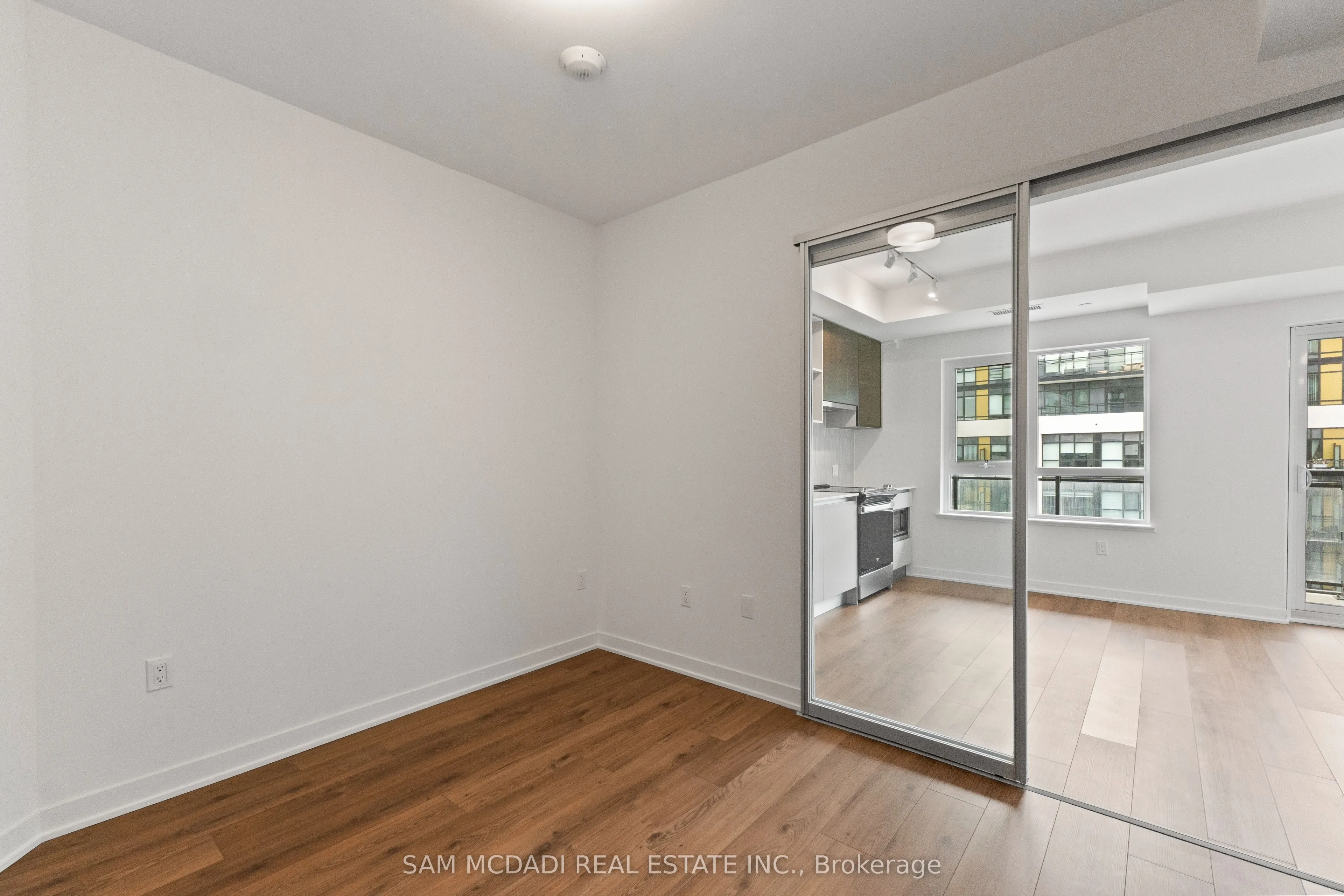 395 Dundas Street, #819