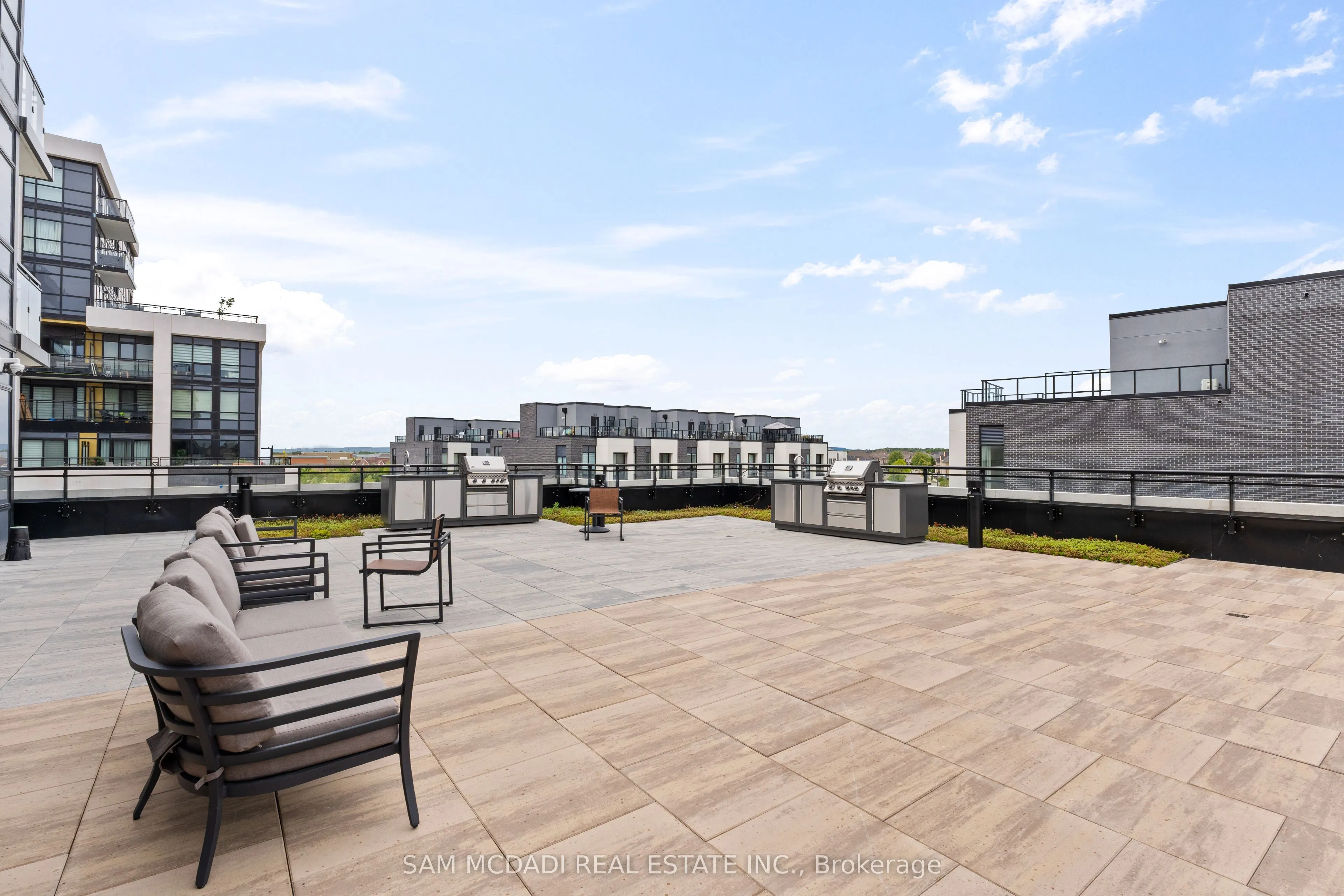 395 Dundas Street, #819
