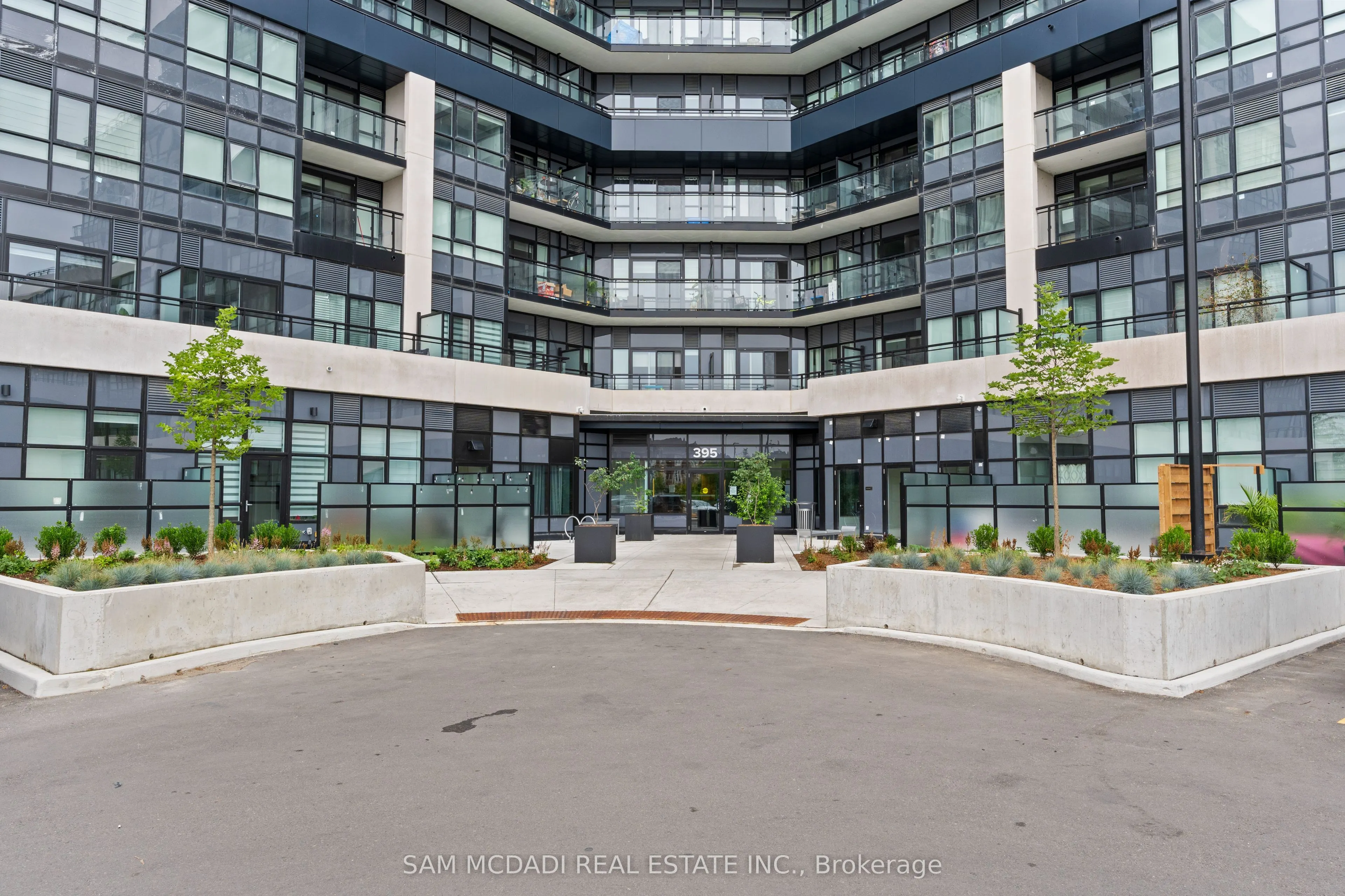 395 Dundas Street, #819