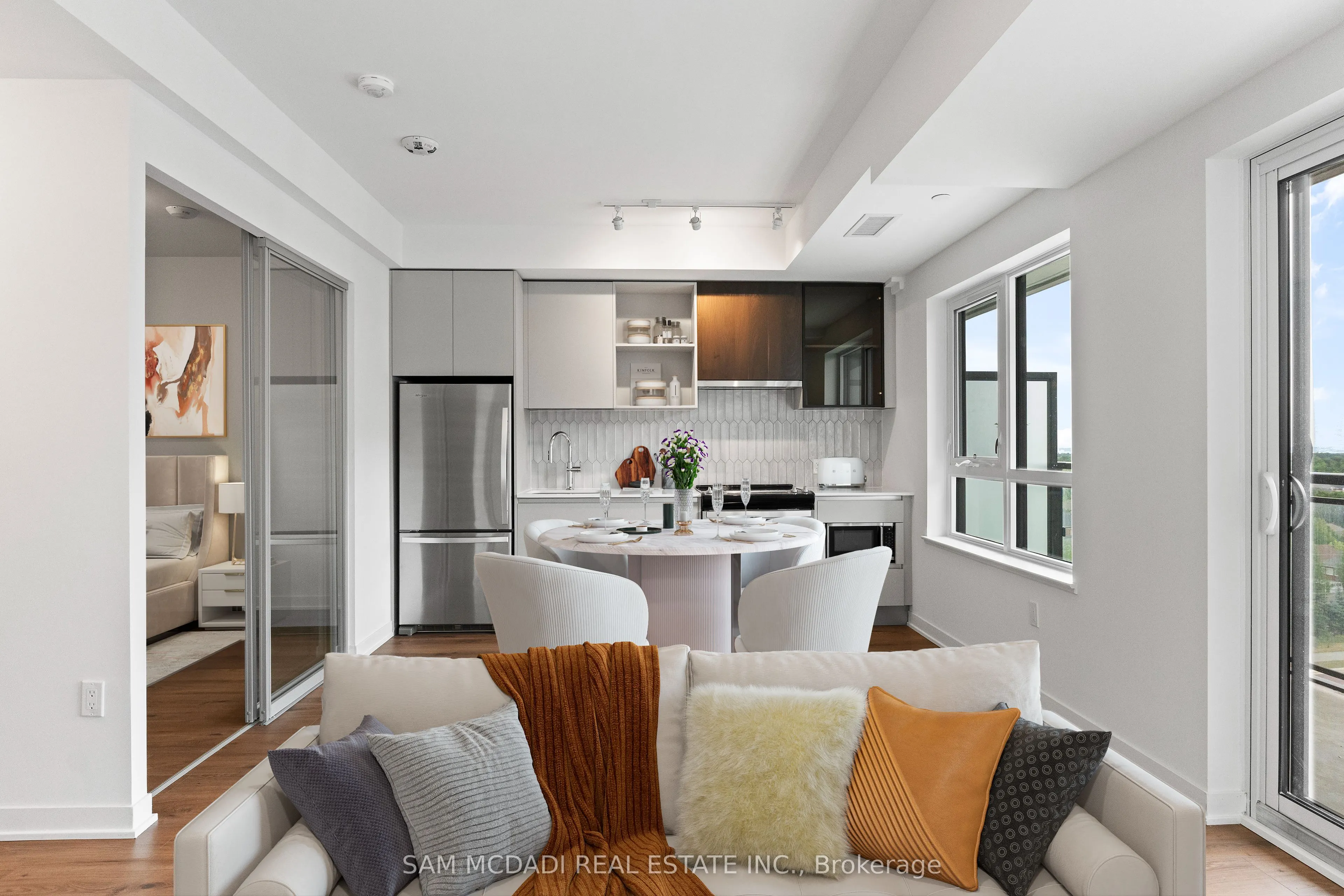 395 Dundas Street, #819