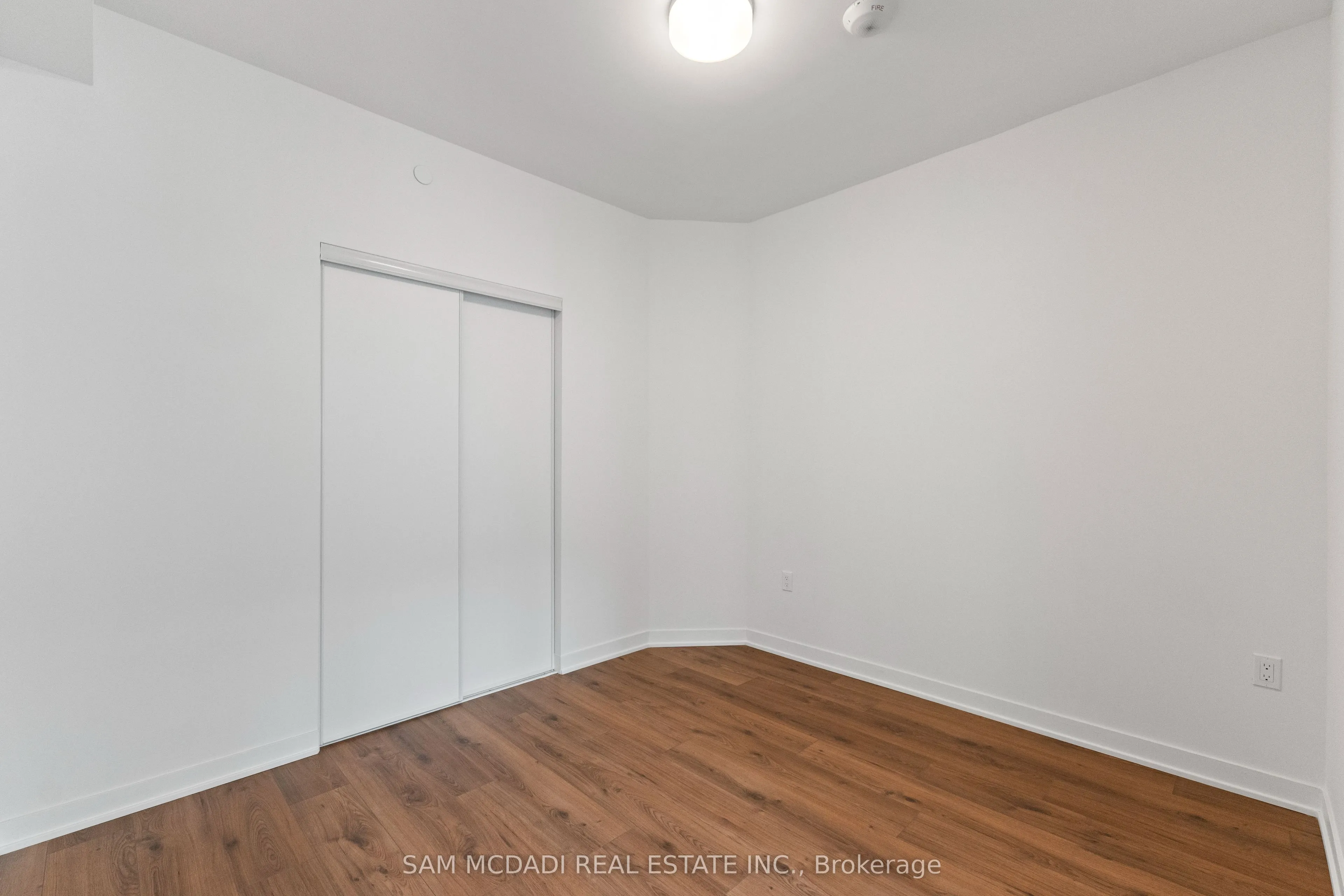 395 Dundas Street, #819