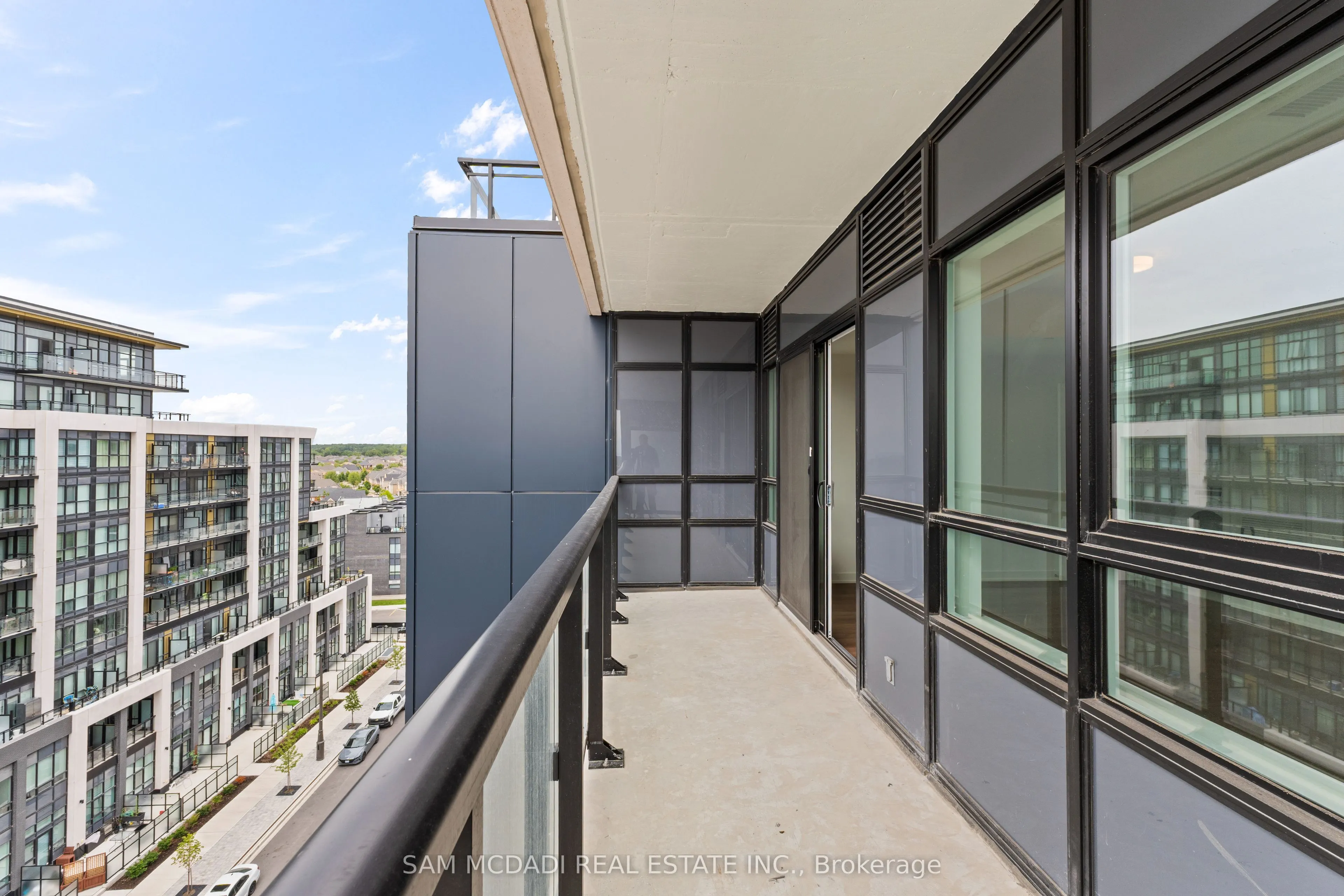 395 Dundas Street, #819