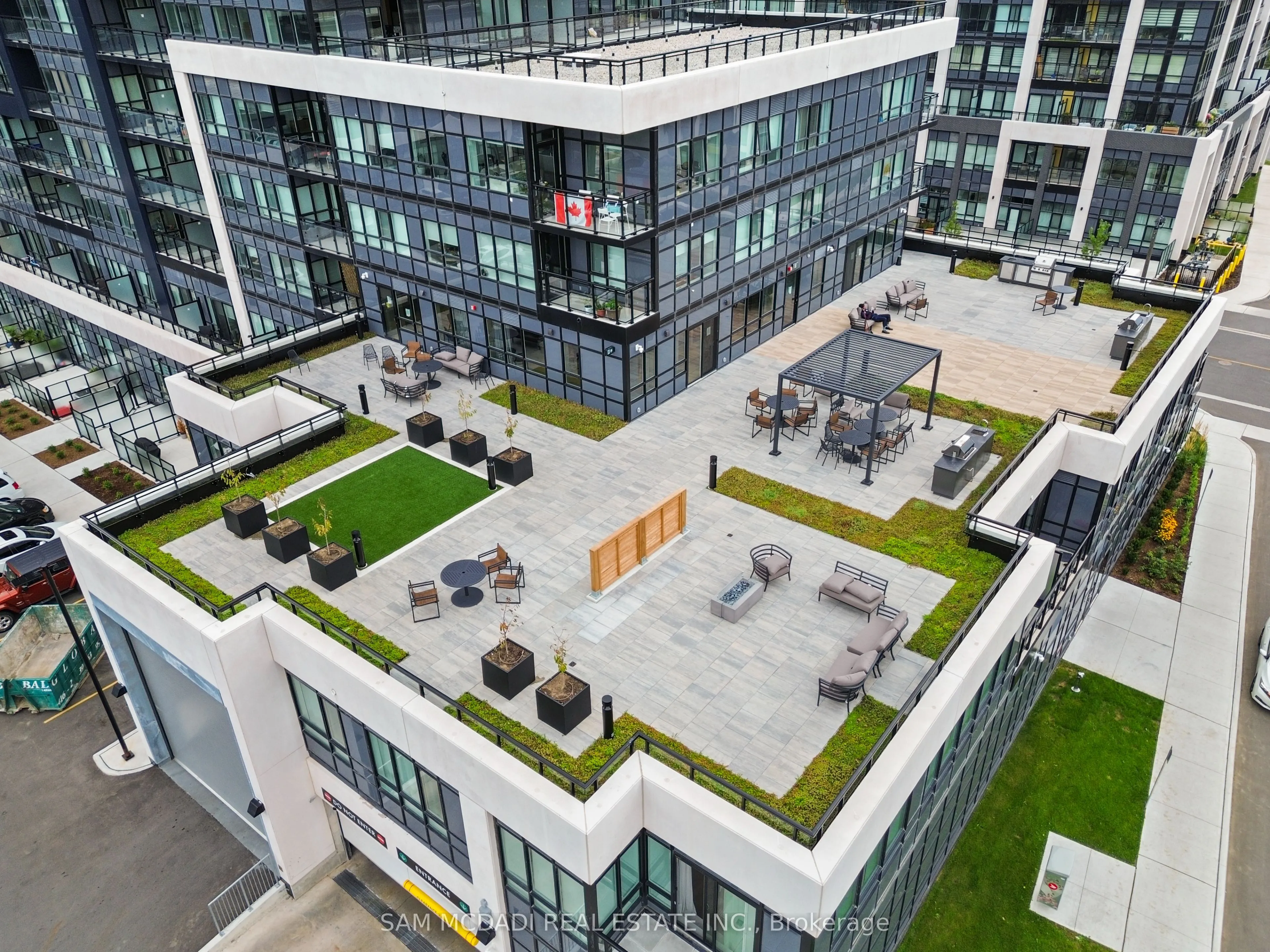 395 Dundas Street, #819