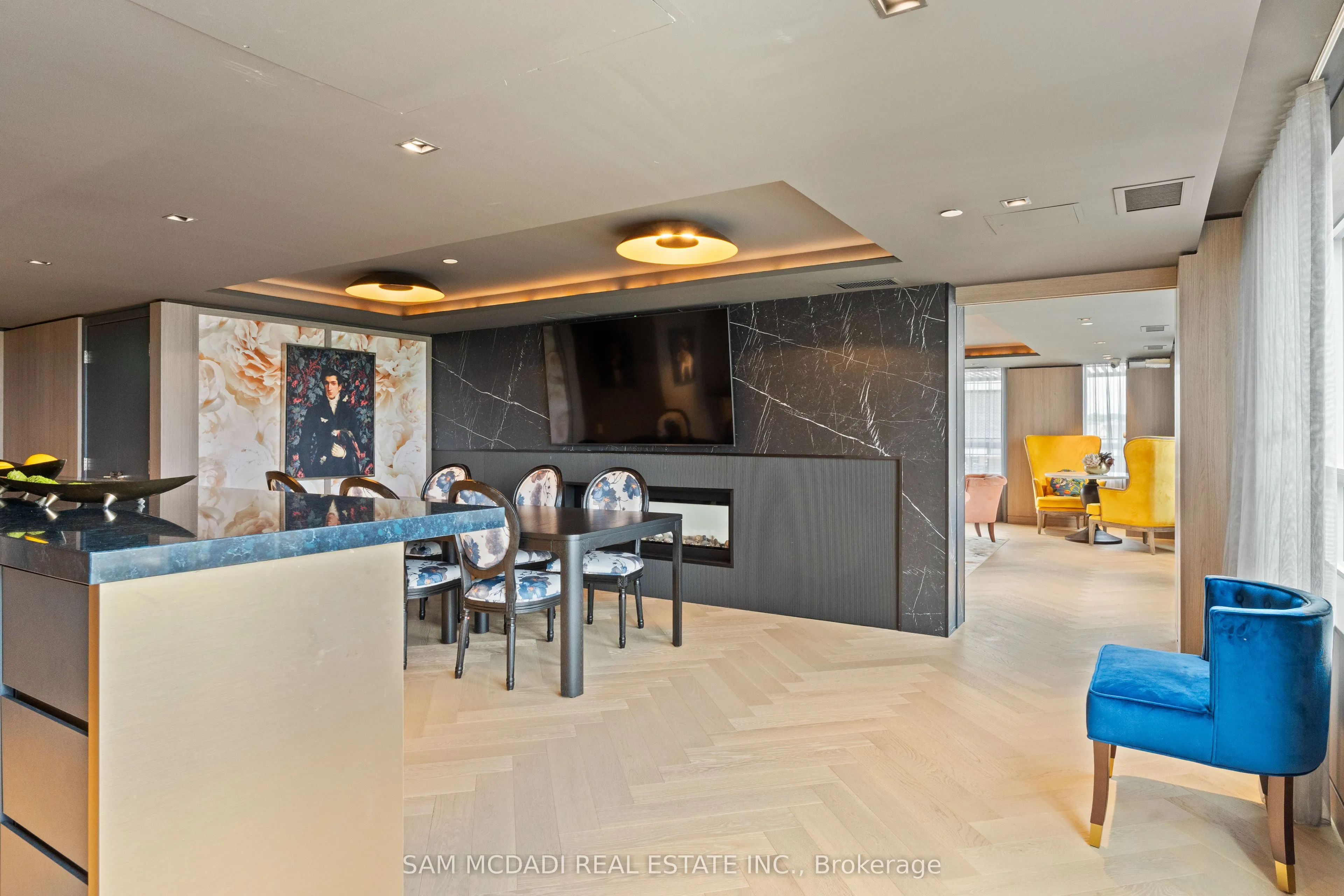 395 Dundas Street, #819