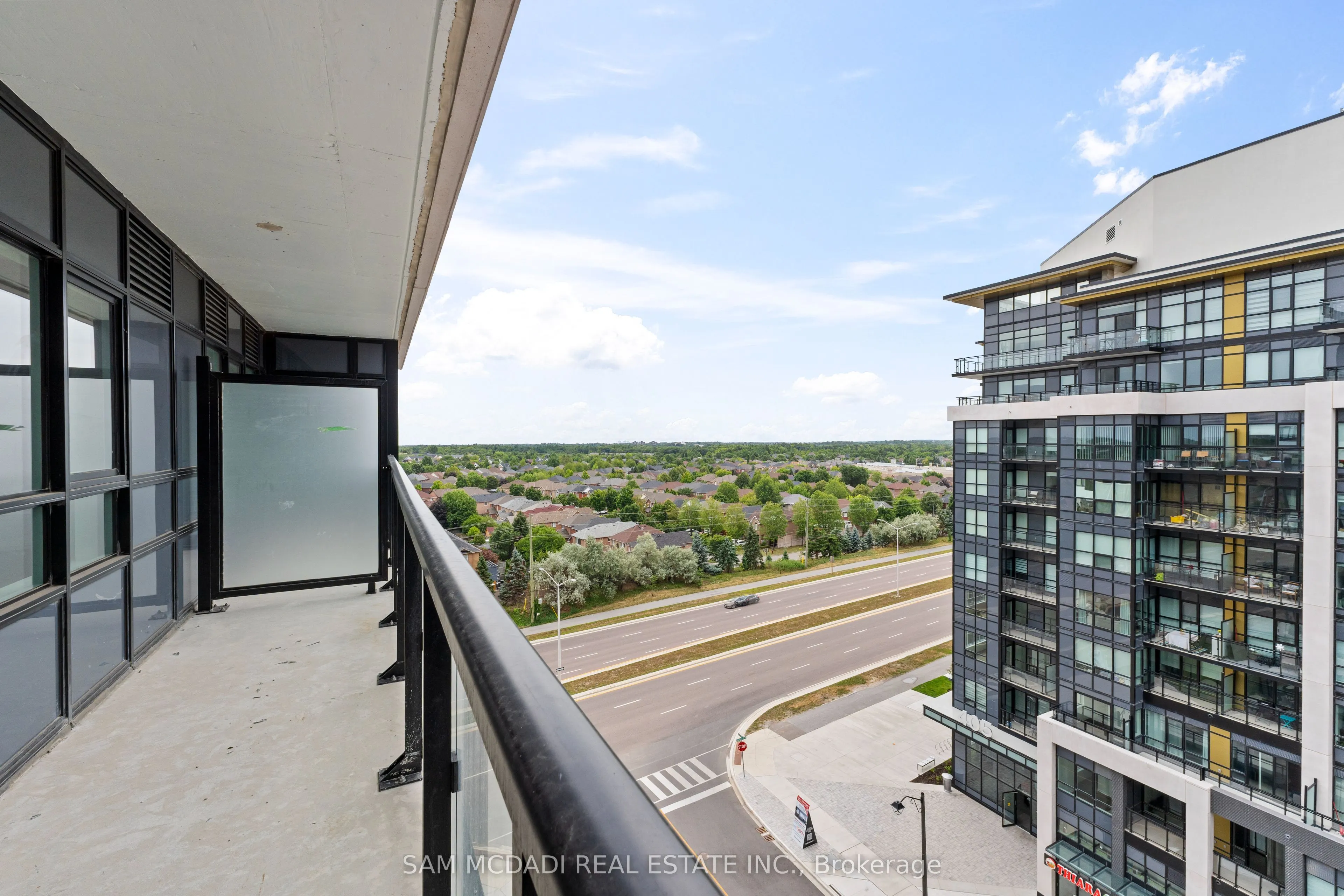 395 Dundas Street, #819