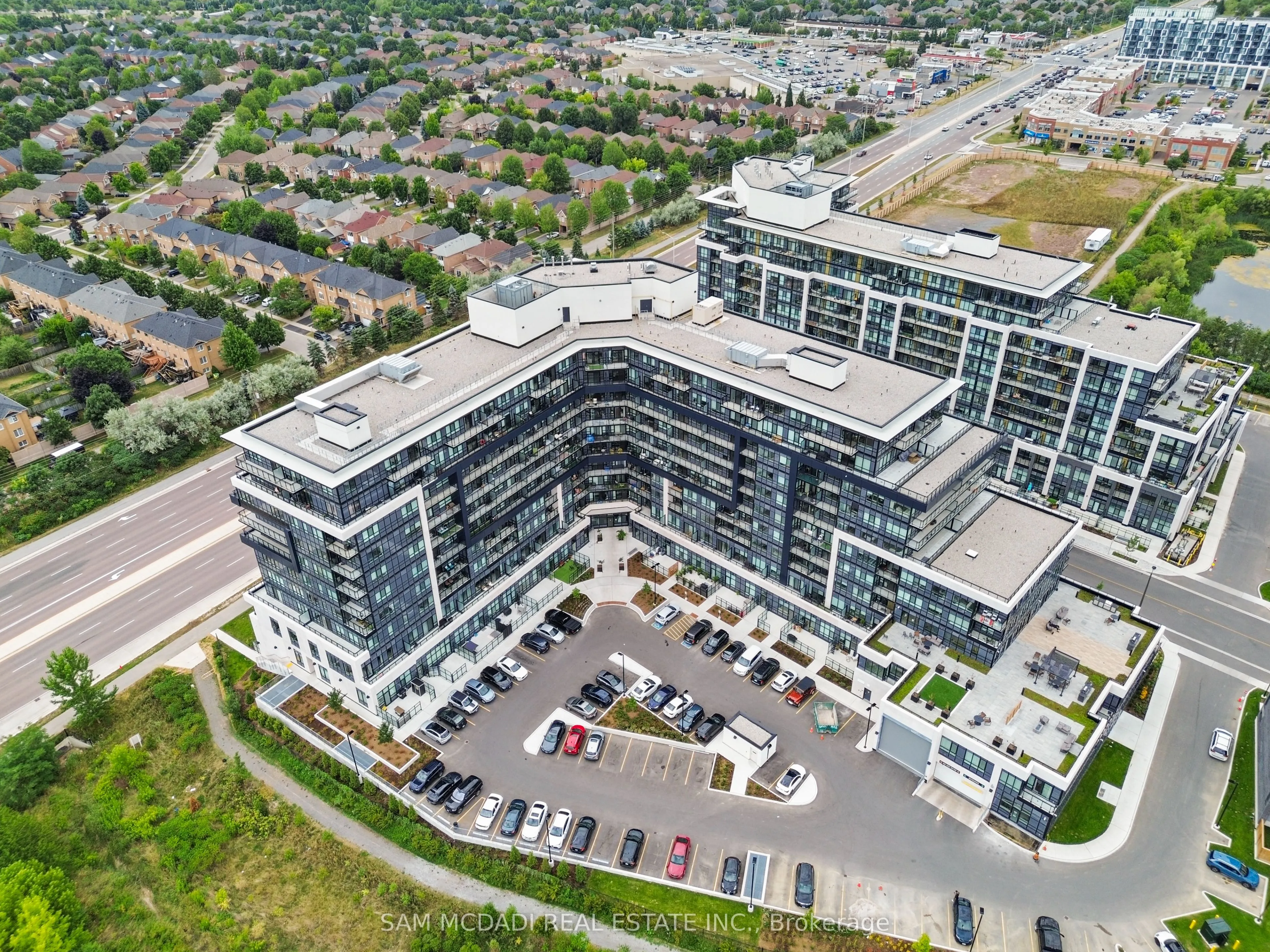 395 Dundas Street, #819