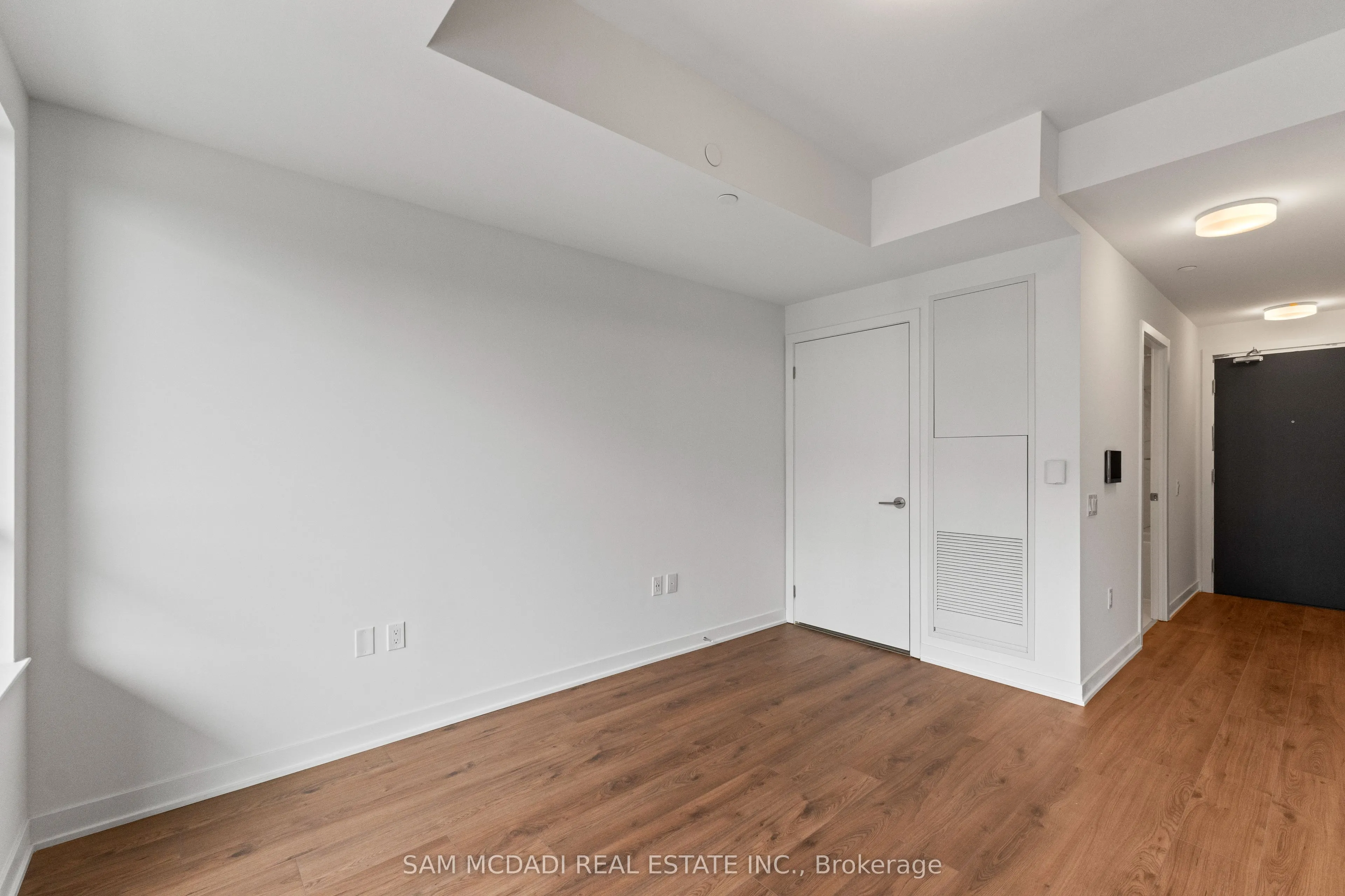 395 Dundas Street, #819