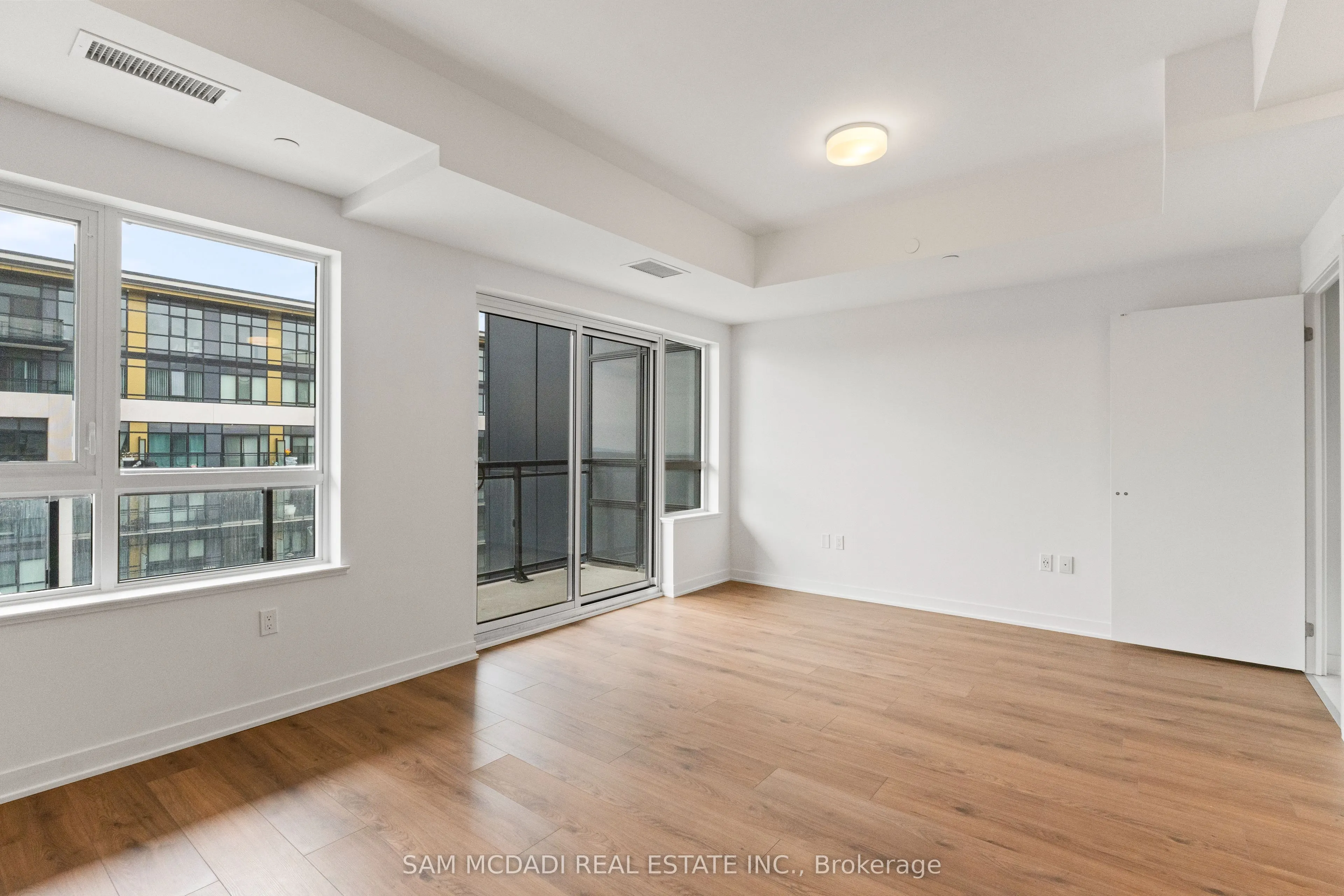 395 Dundas Street, #819
