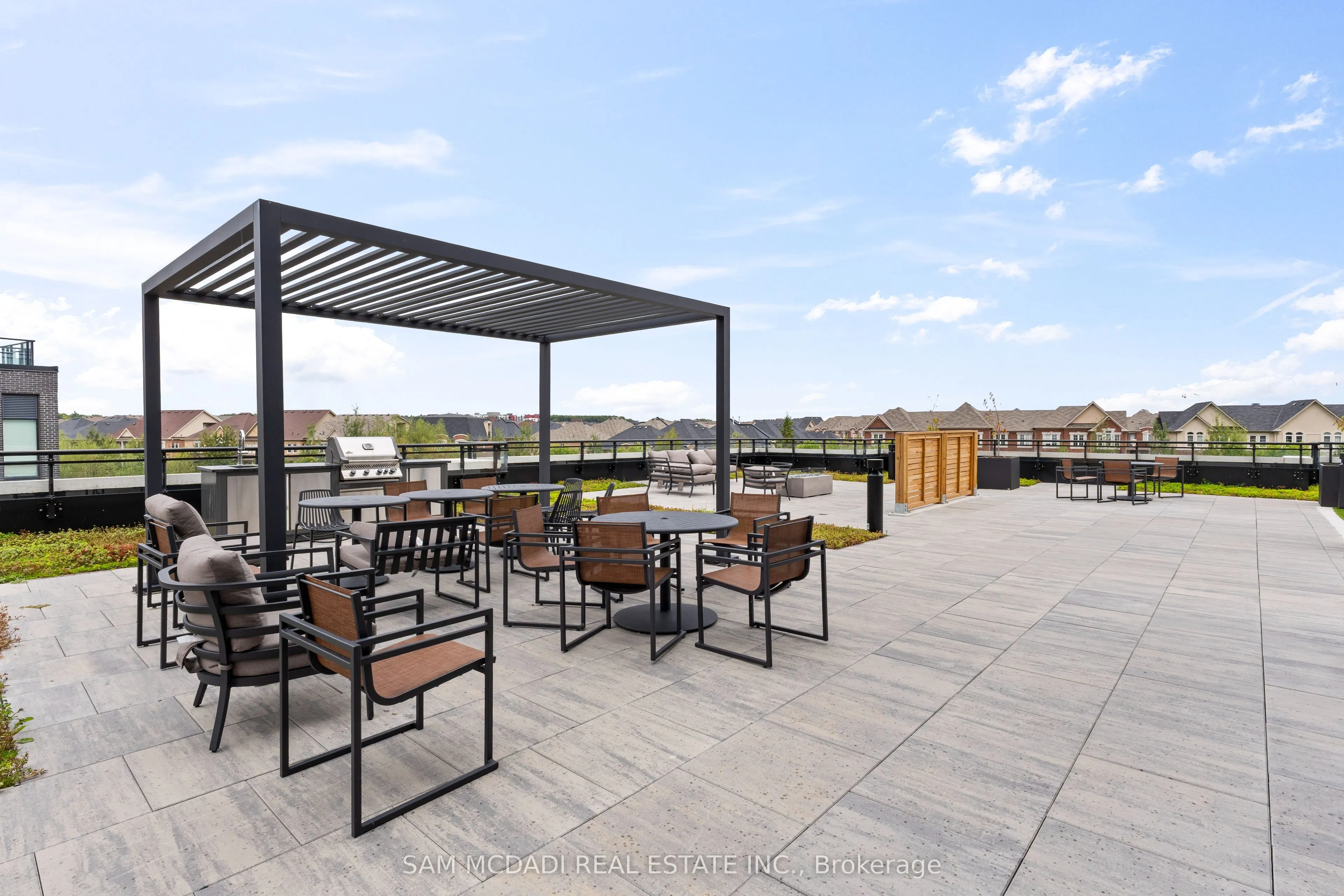 395 Dundas Street, #819