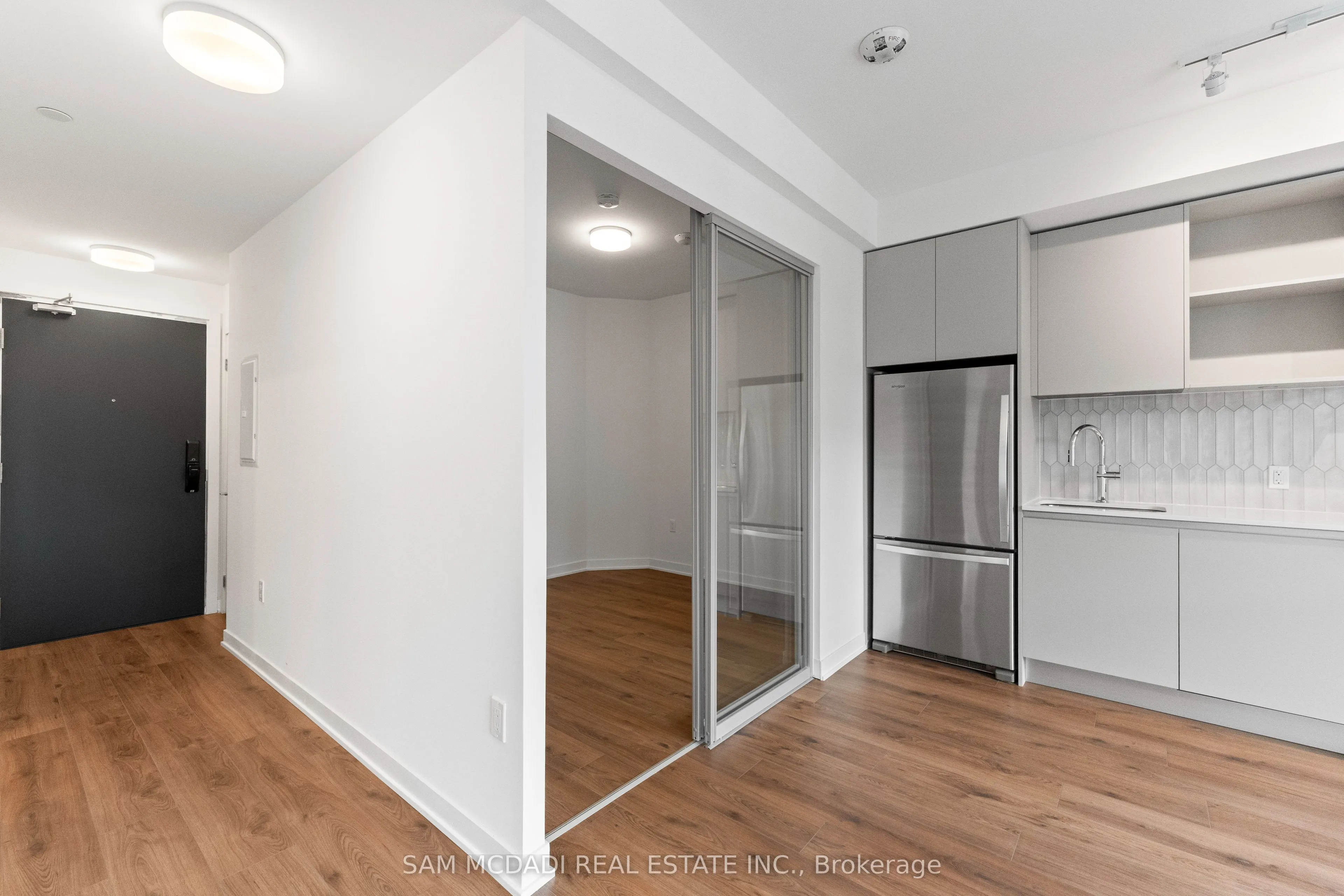 395 Dundas Street, #819