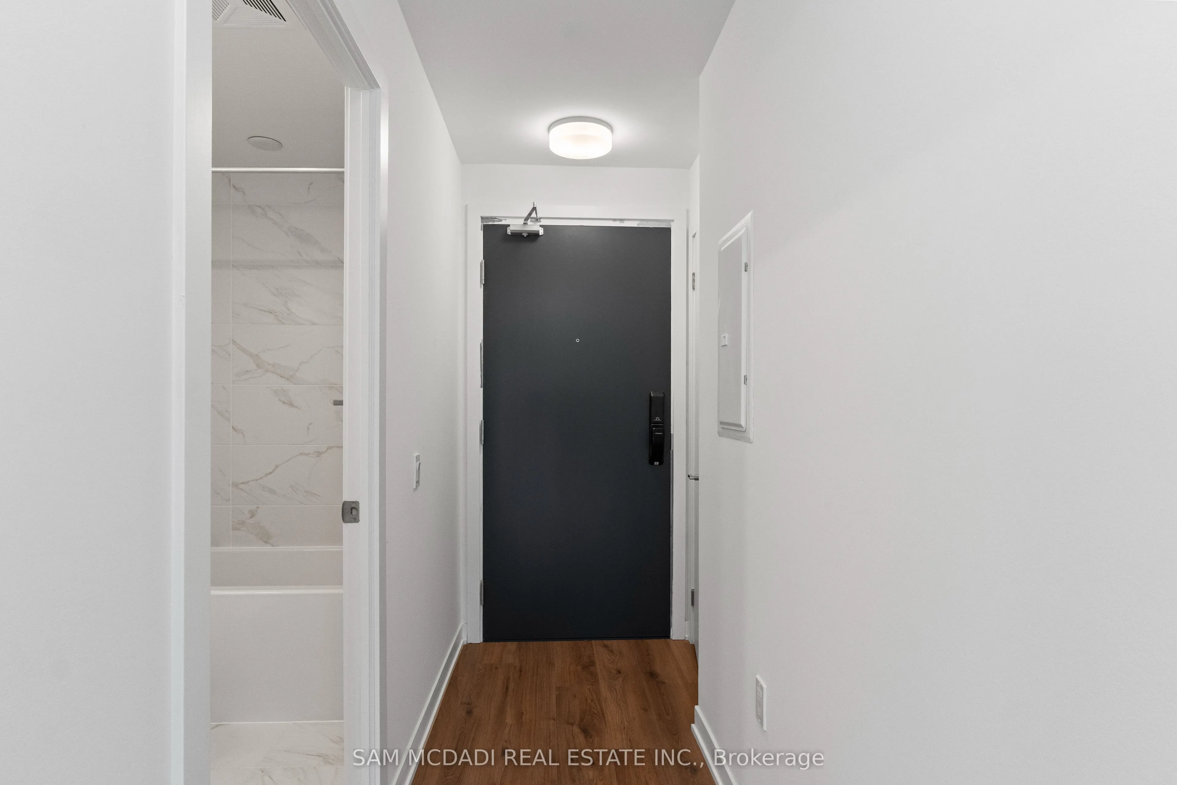395 Dundas Street, #819
