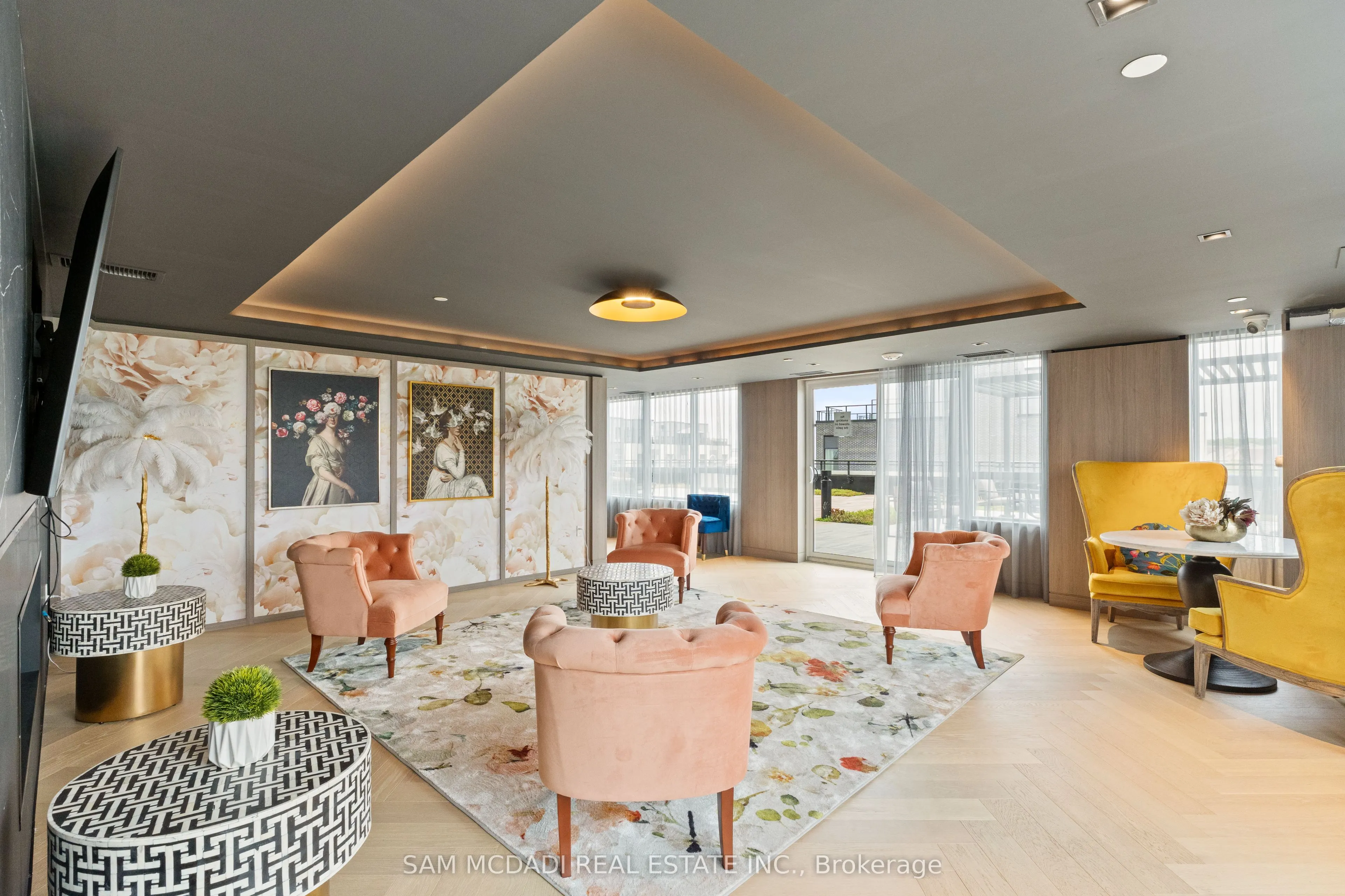 395 Dundas Street, #819