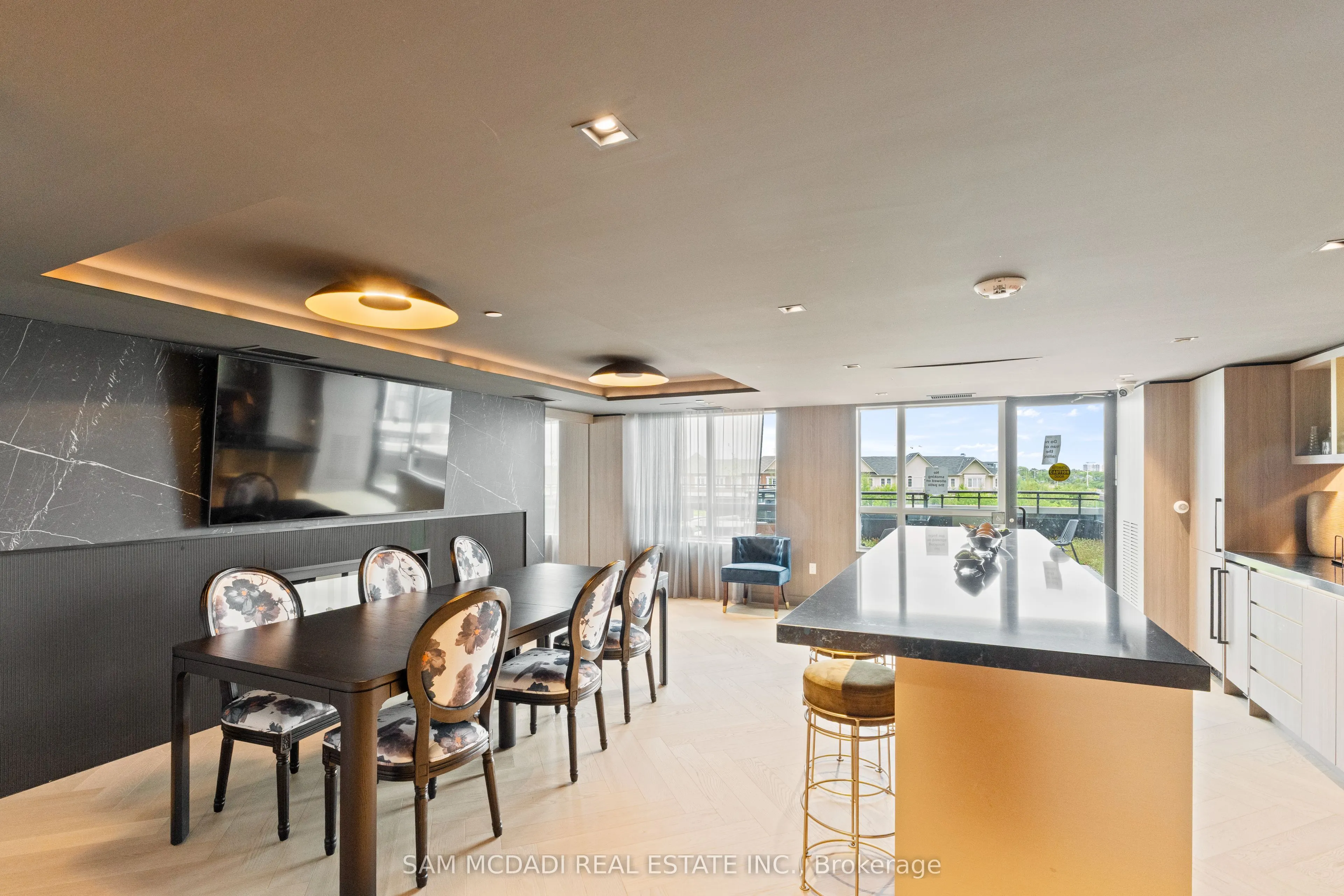 395 Dundas Street, #819