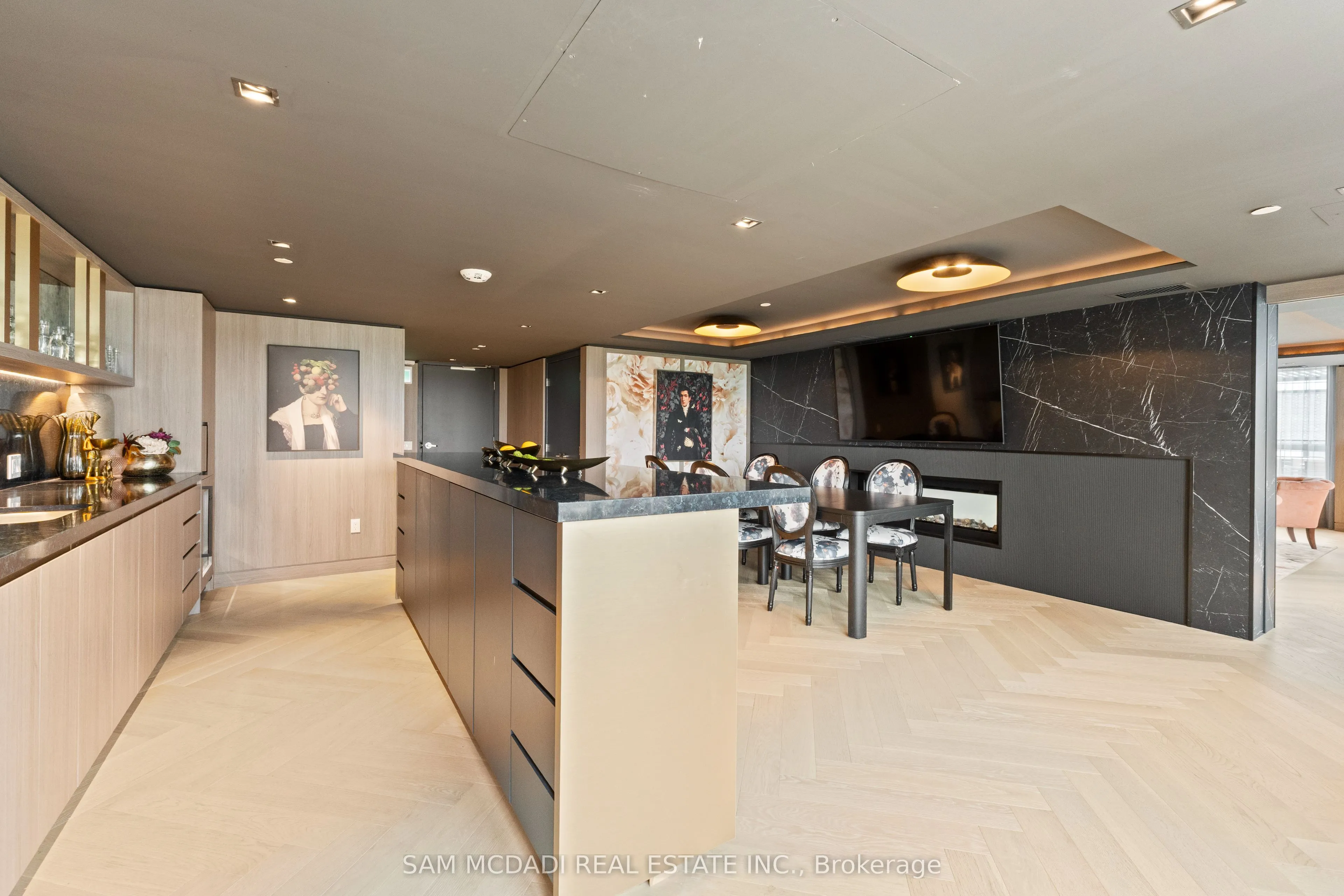 395 Dundas Street, #819