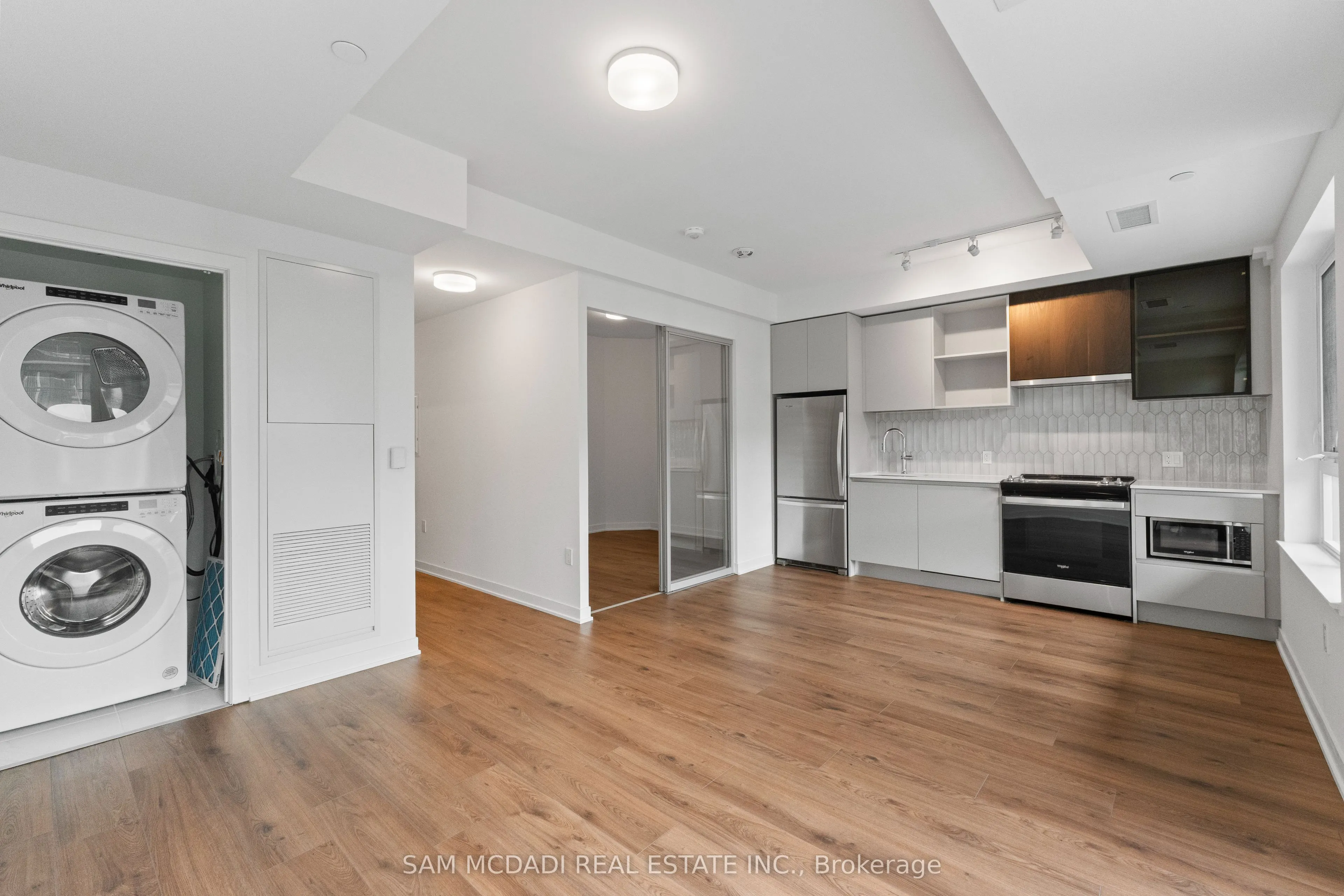395 Dundas Street, #819