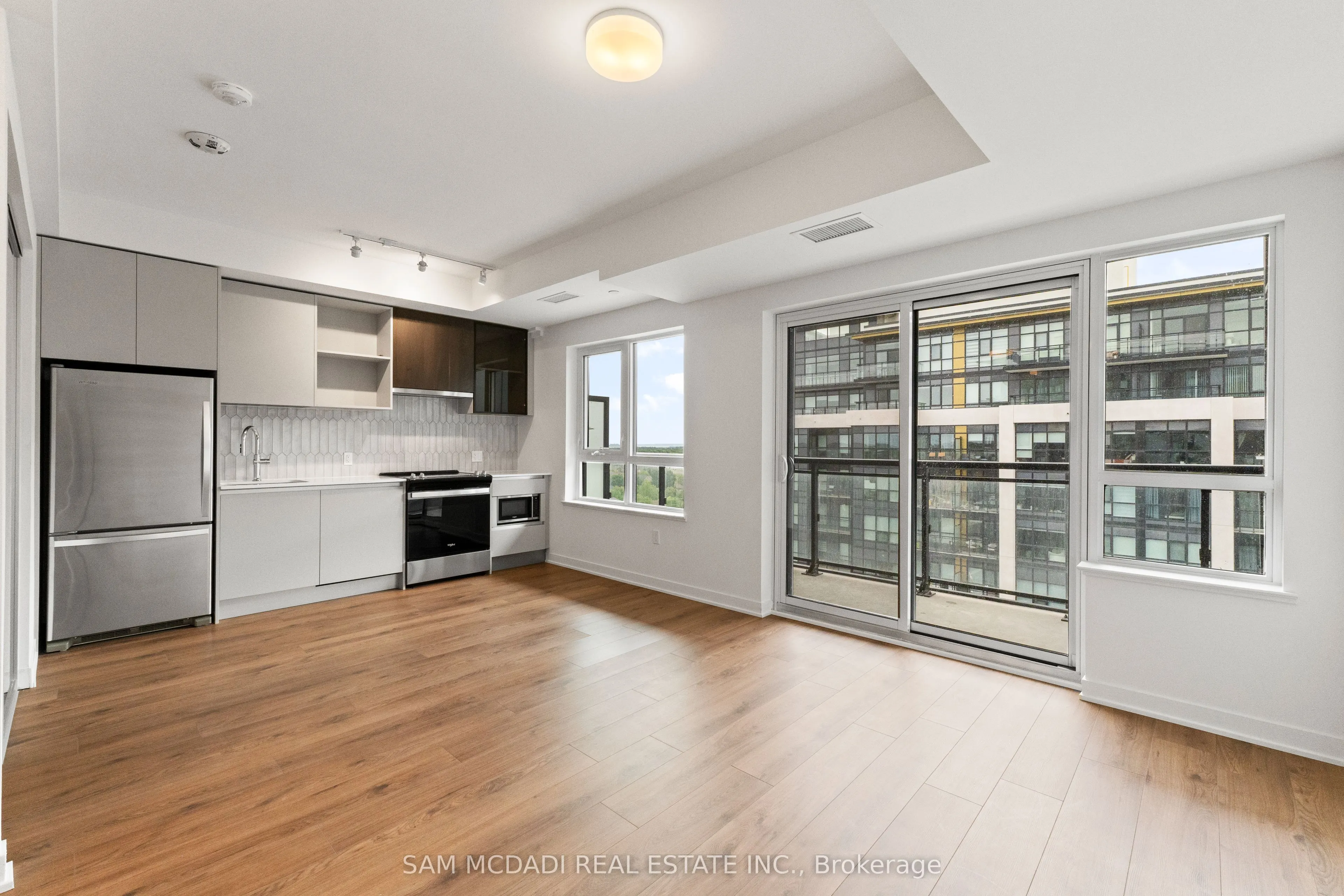 395 Dundas Street, #819